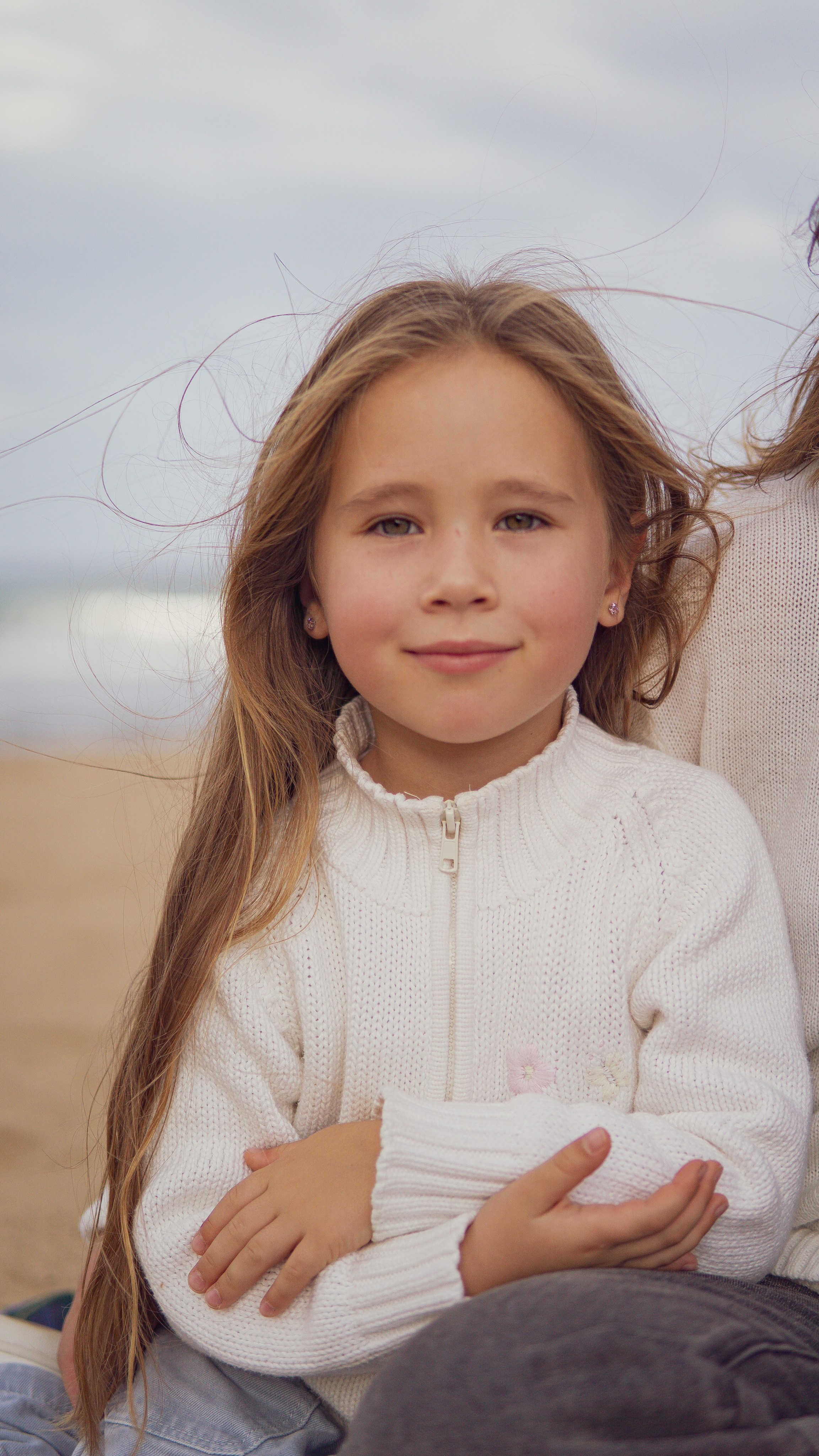 Family Beach Photo Session in Gijón, Spain — Mother and Kids at Playa de Ñora