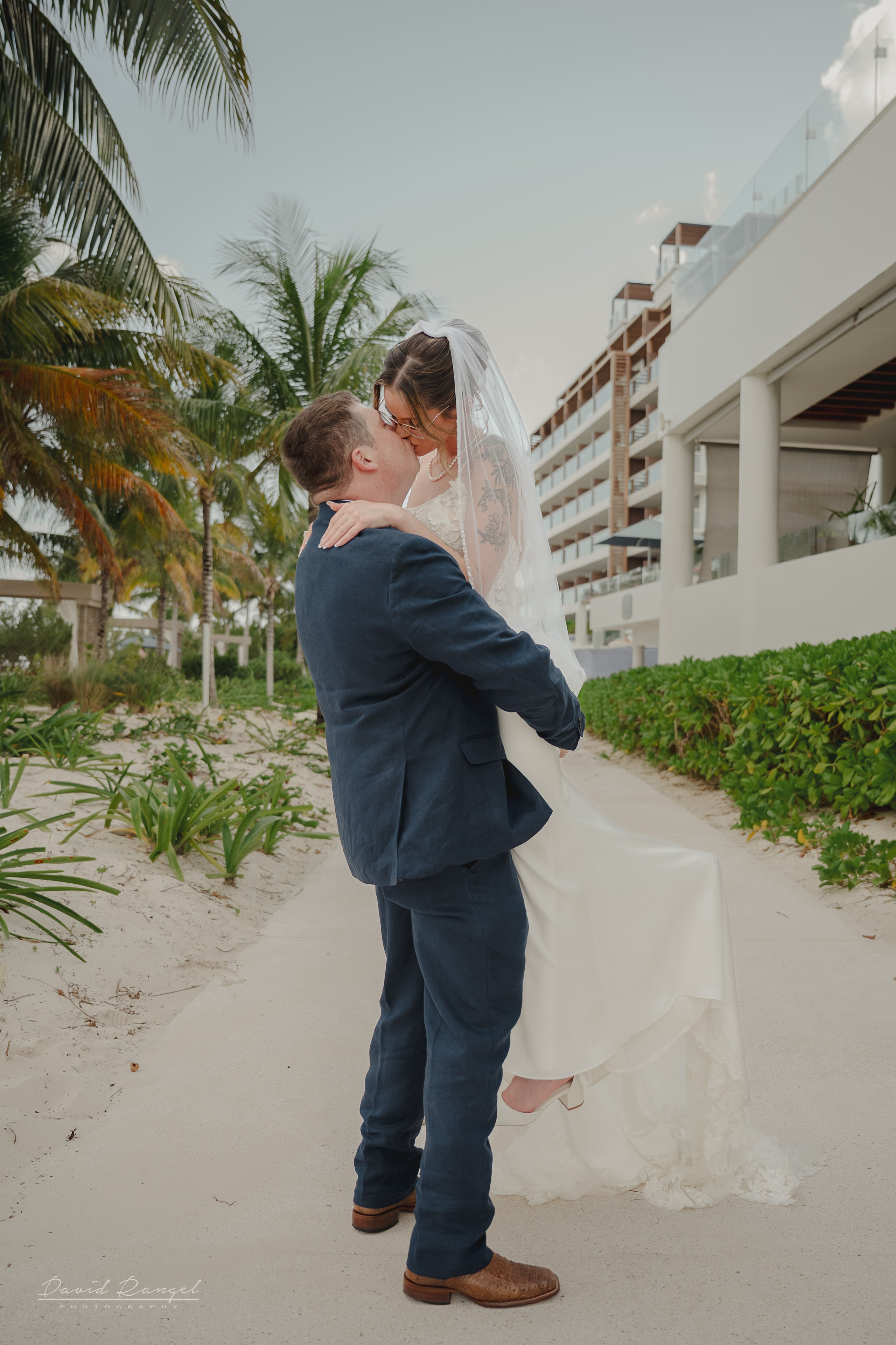 Danielle and Joshua’s sneak peek wedding. Destination wedding photographer based in Cancun and Riviera Maya with service worldwide