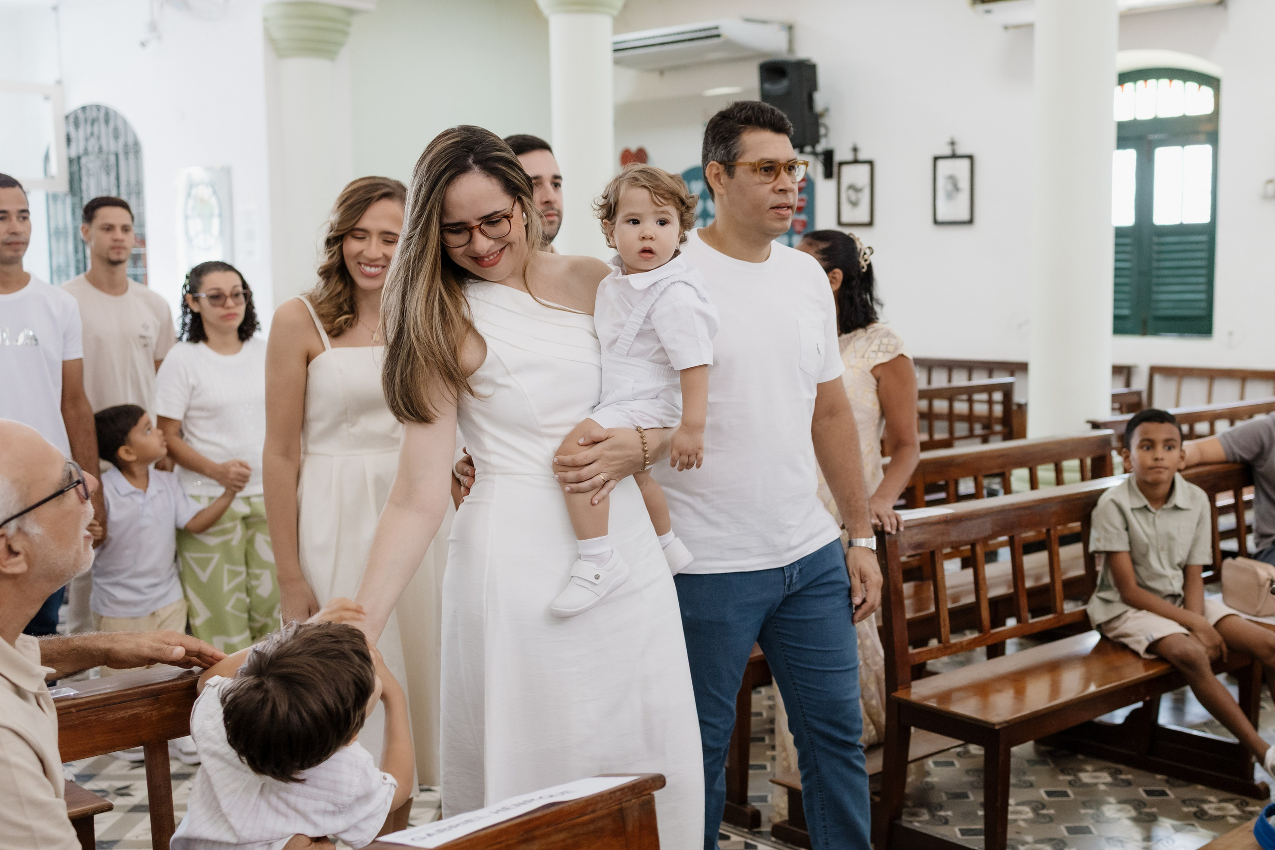 Entrada da família na igreja para batizado