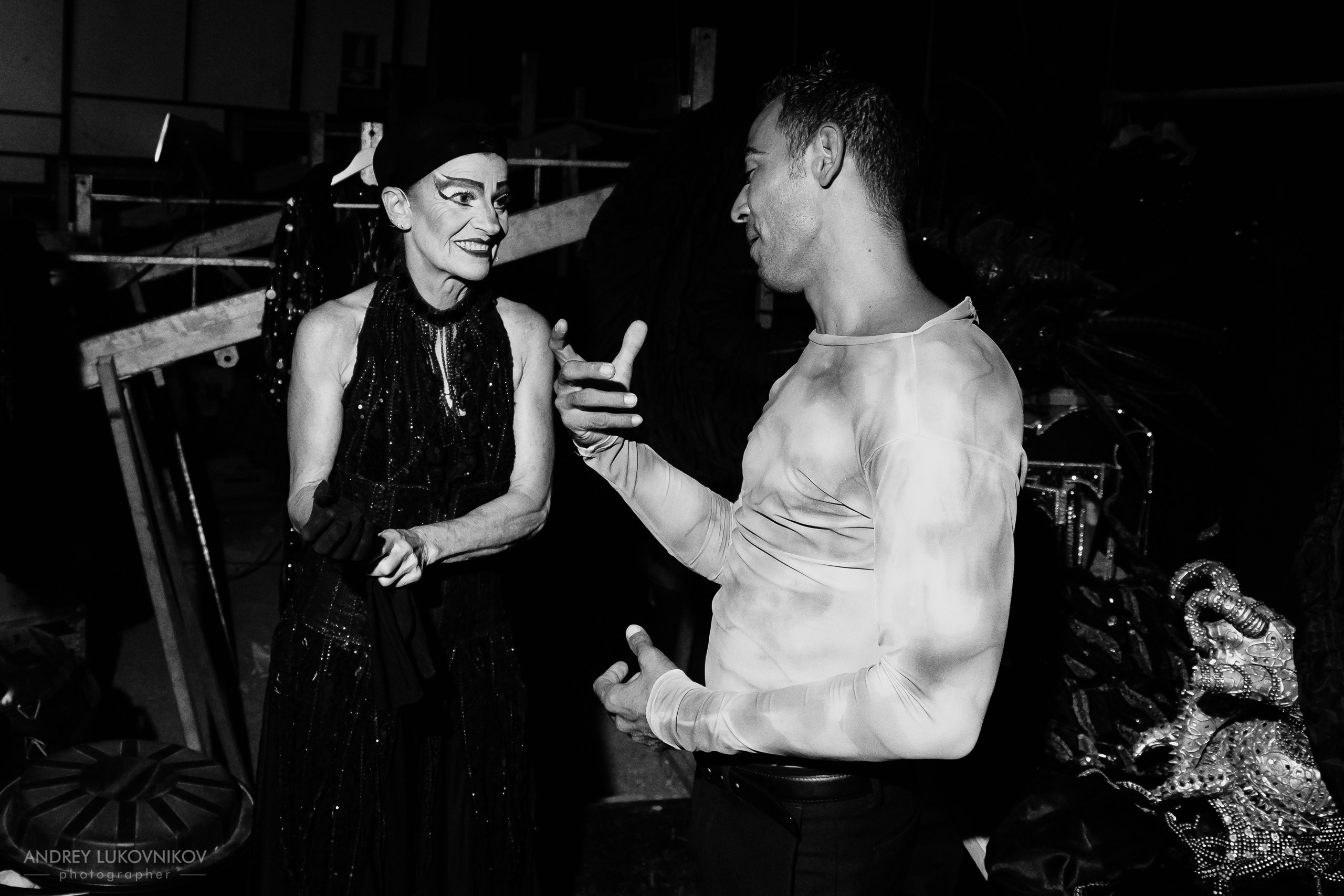 Sesión de fotos entre bastidores en El Circo Encantado: la vida de los artistas tras bambalinas