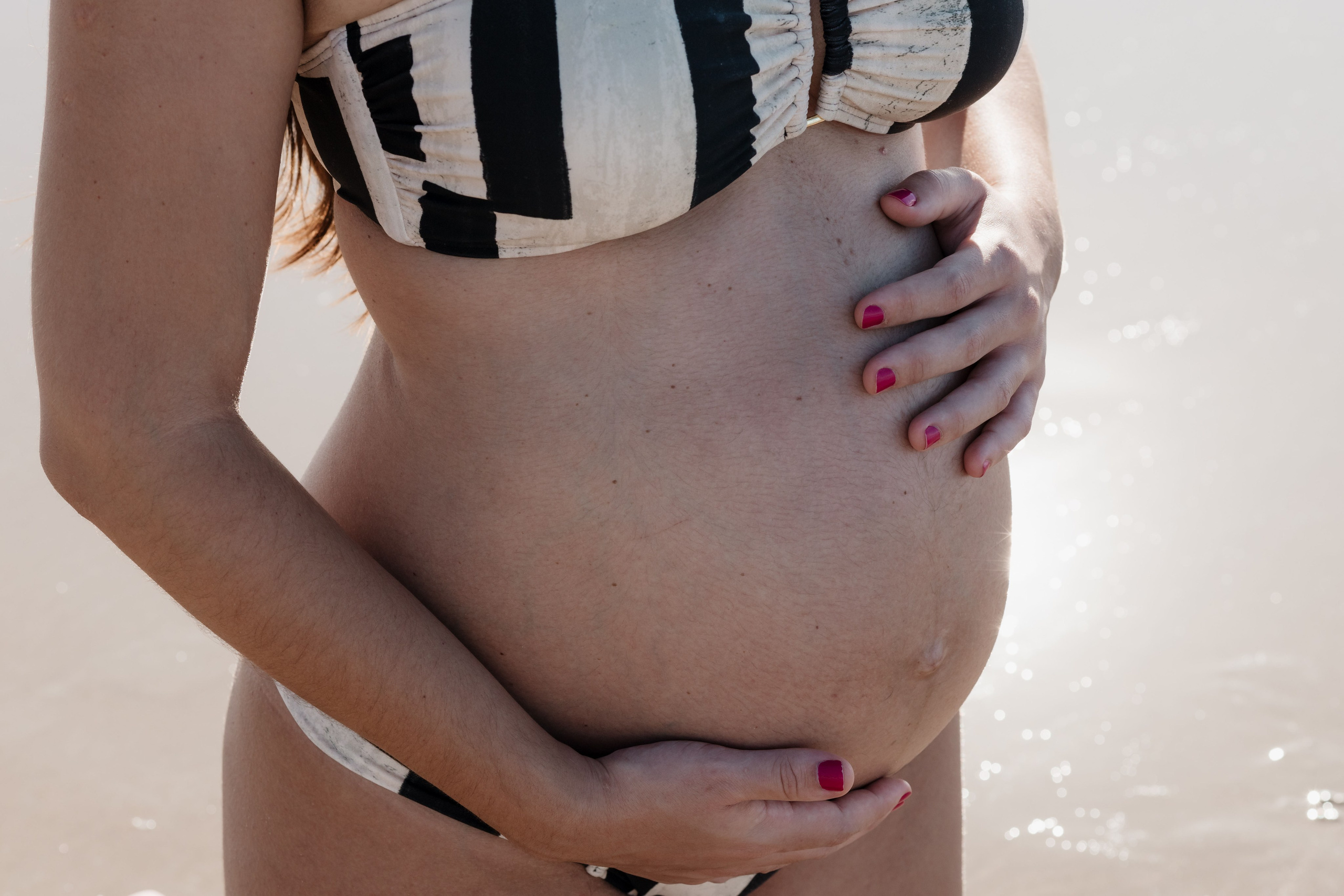 Ensaio gestante na praia com biquini