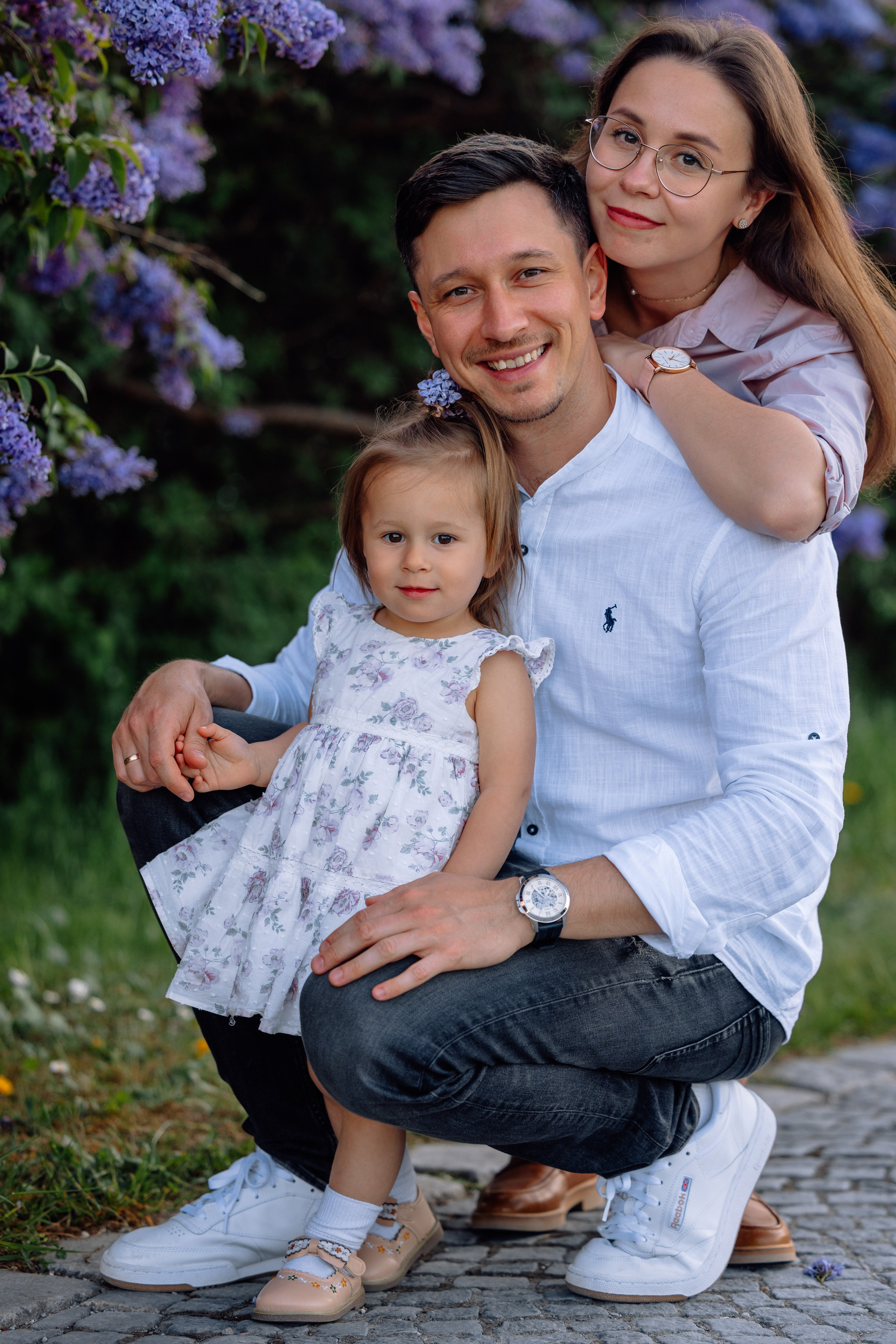 Glückliche Familie mit kleiner Tochter beim natürlichen Fotoshooting in München