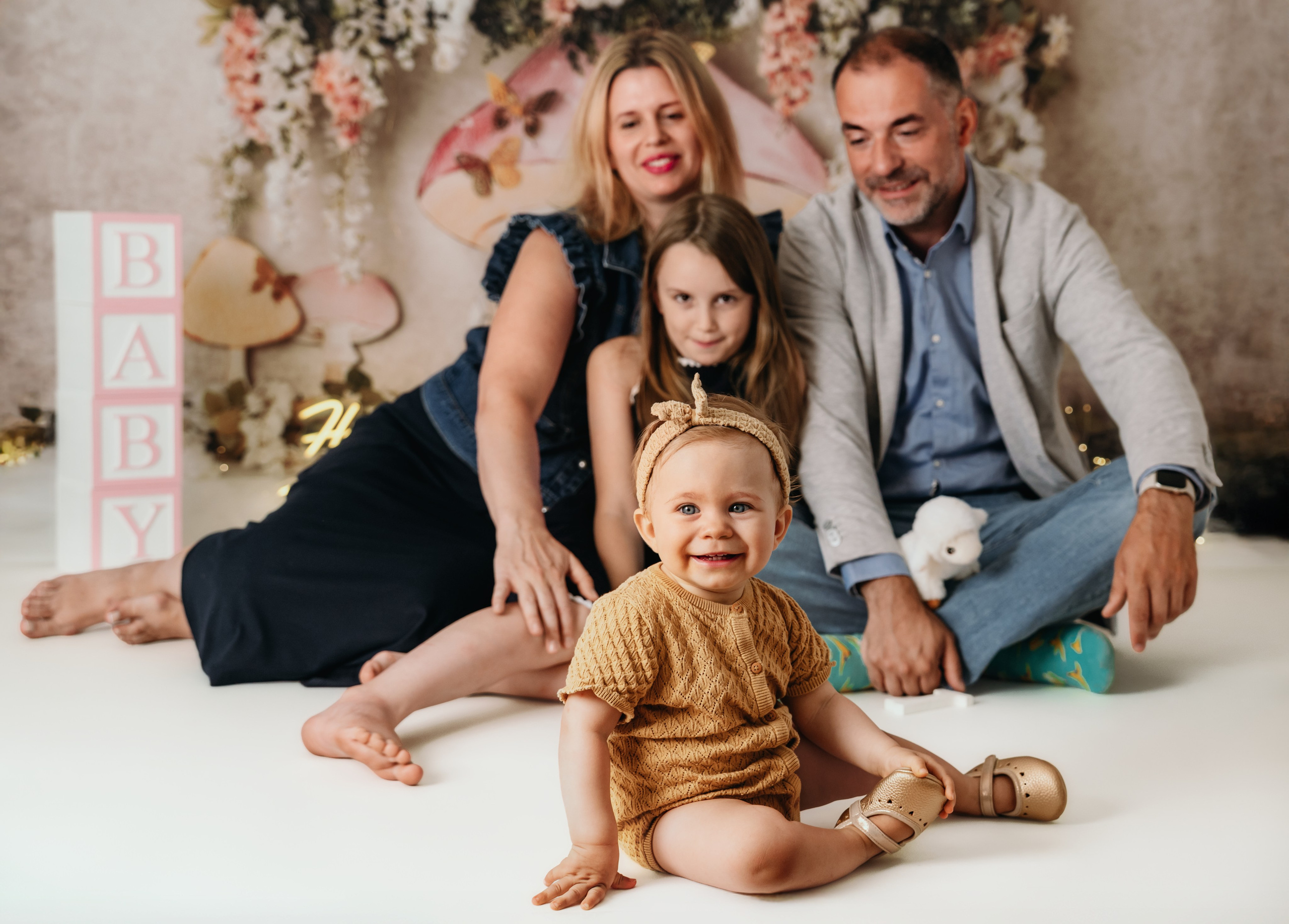 Prvi rođendan Beograd – zajedničke porodične fotografije tokom cake smash slikanja