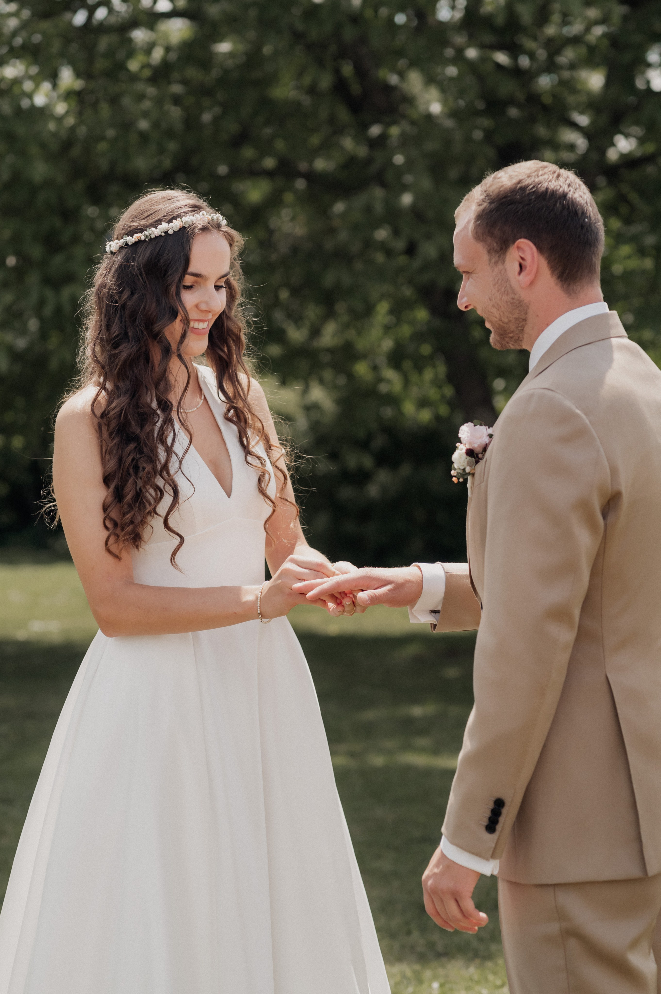 Sommer, Liebe & zwei wunderschöne Kleider: Gartenhochzeit in Gunzenhausen. Photographer in Ansbach for Couples, Weddings and After Wedding