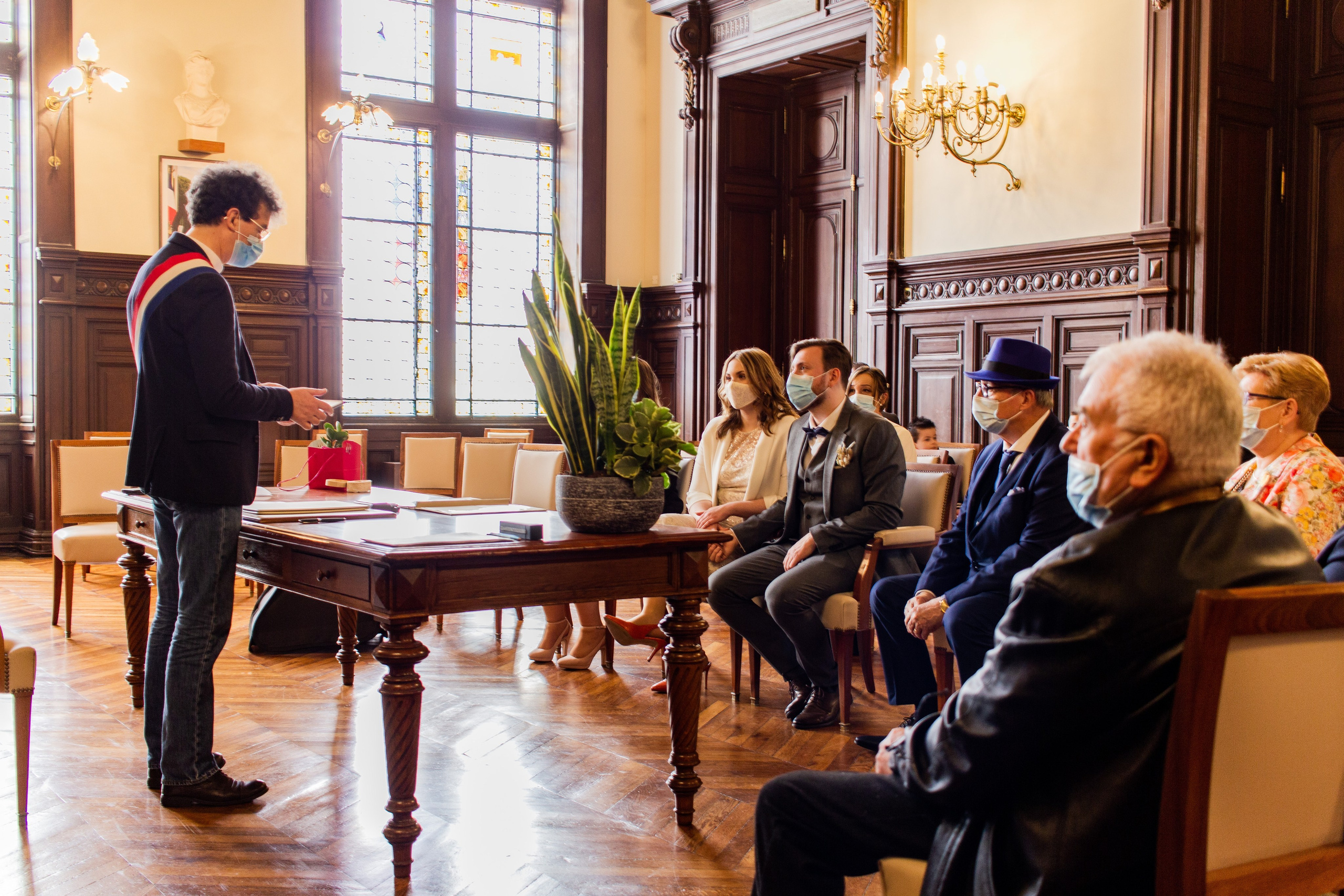 Photographe de mariage à Poitiers pour un mariage civil intimiste en centre-ville