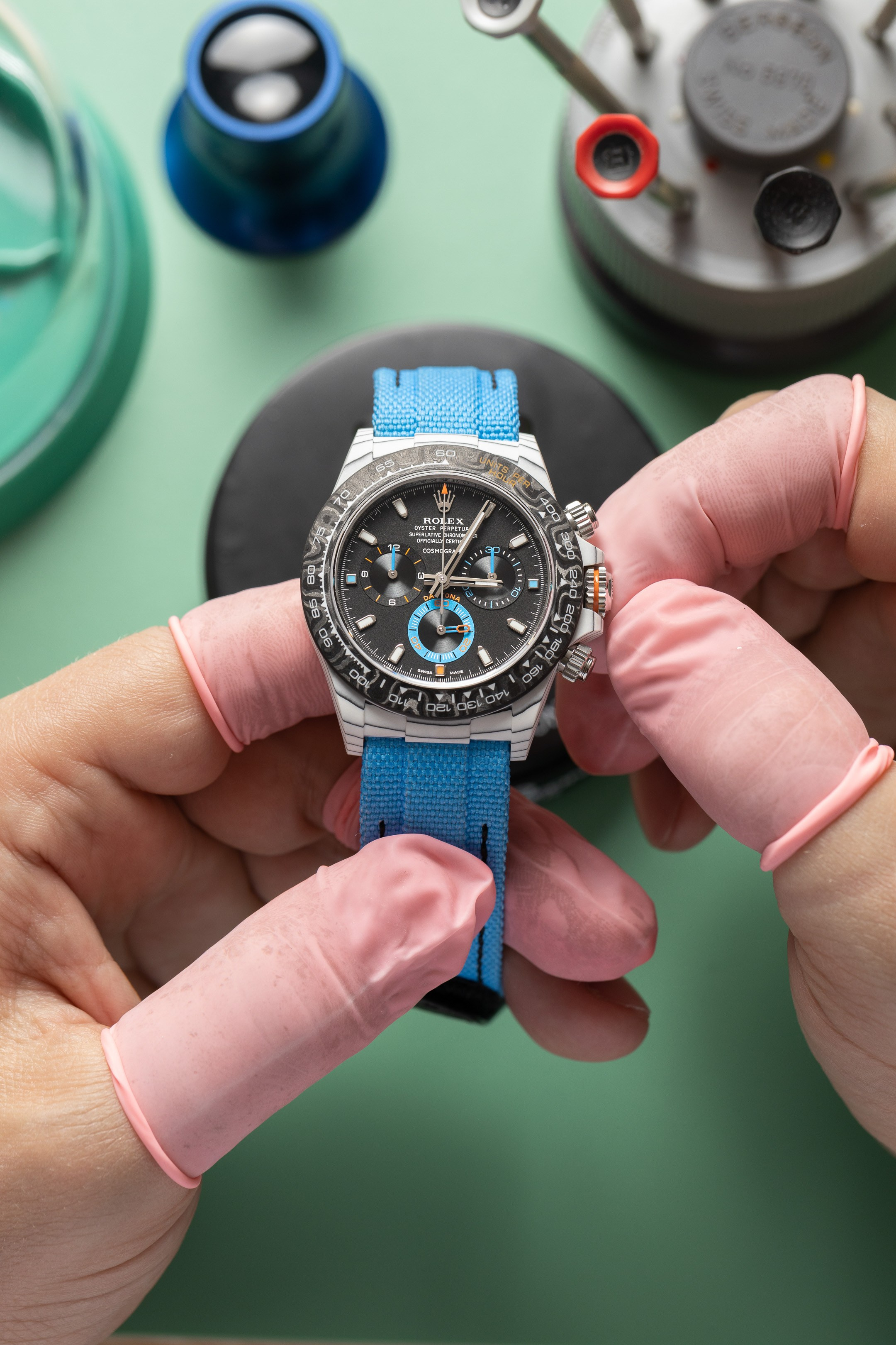 Кастомизированные часы Rolex в руках часовщика - фотографа Андрея Дунина