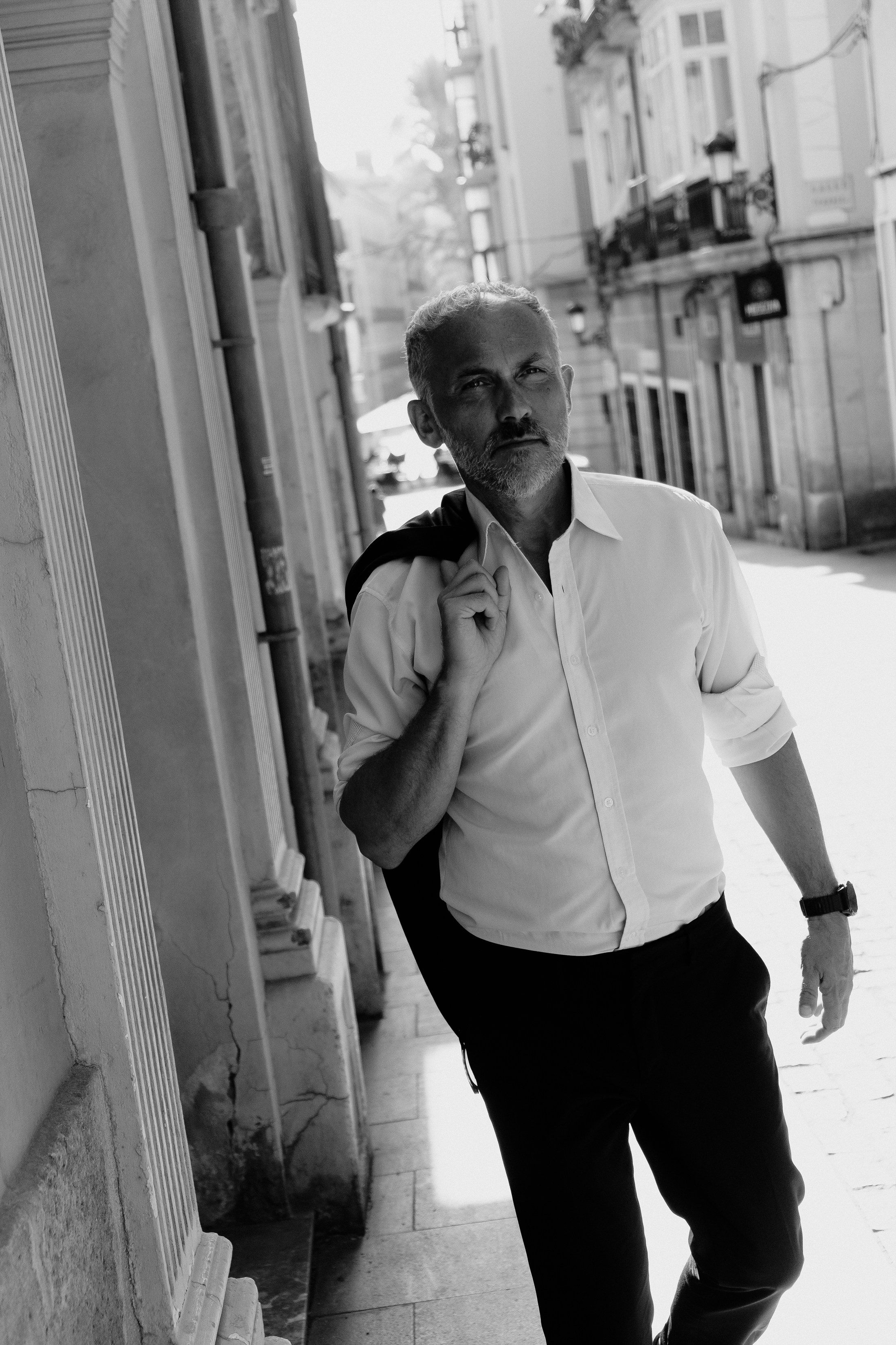 Портретная фотосессия музыканта Robert Skarsbakk в старом городе Аликанте для обложки альбома — Фотограф Андрей Луковников