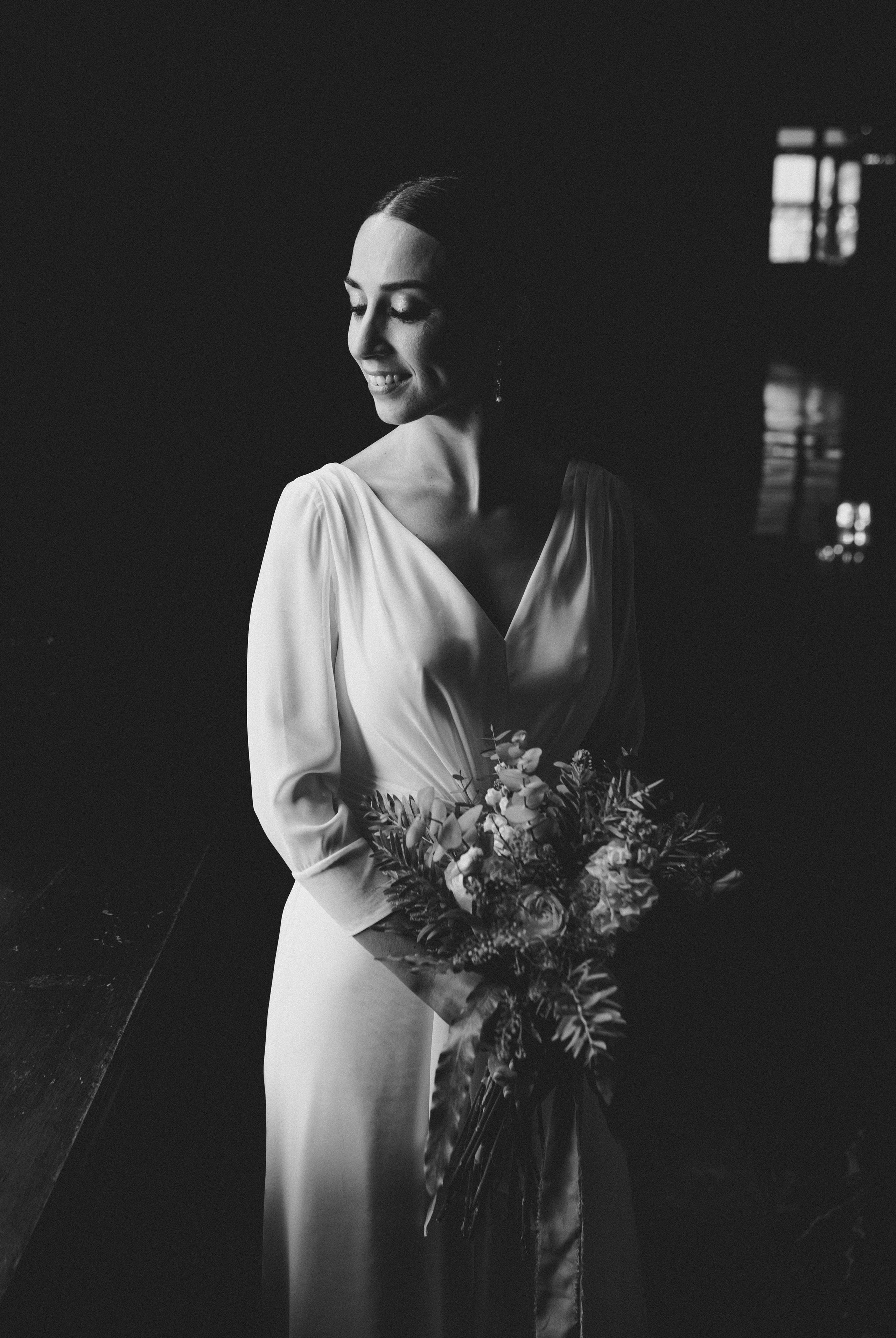 Retrato de novia en blanco y negro con luz natural en boda