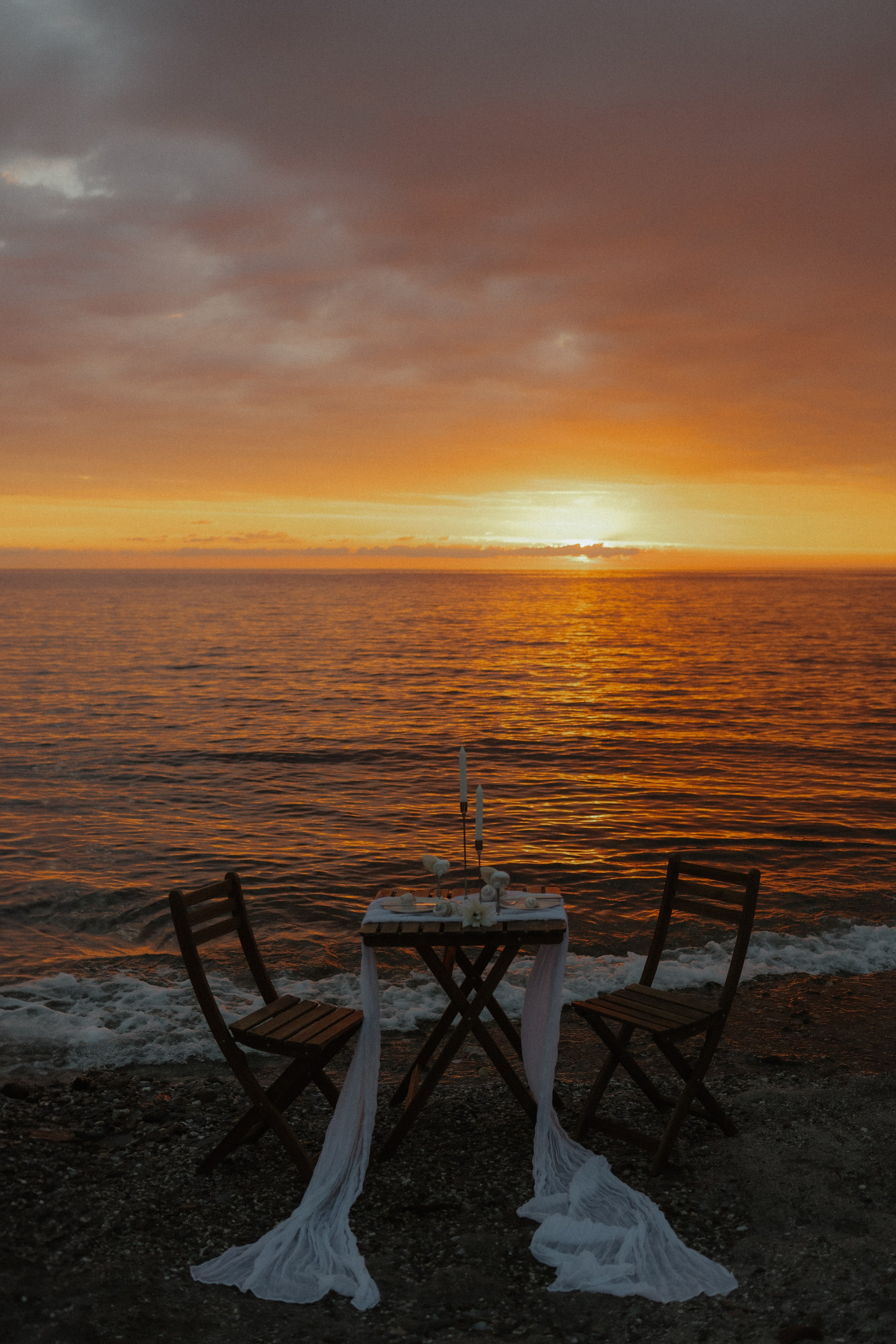Романтический ужин на двоих у моря в Турции. Оформление стола со свечами, нежными тканями и цветами на фоне заката. Идеально для свиданий, свадебных фотосессий и особых моментов.