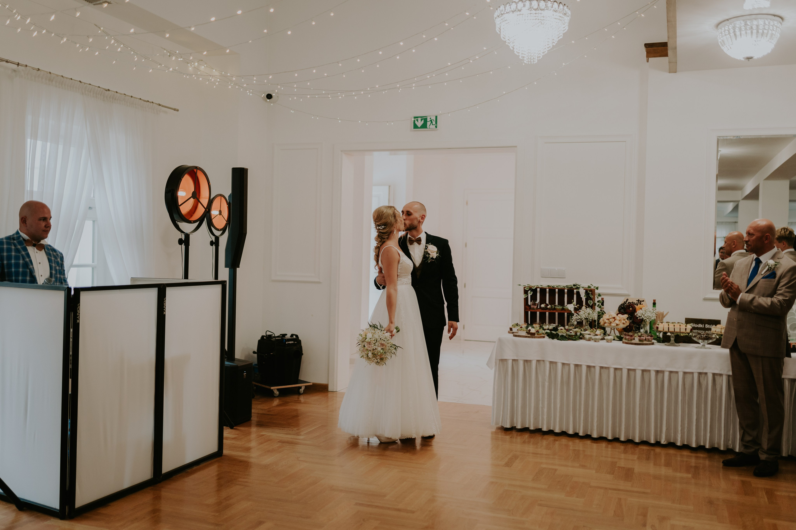 Dwór Wierzbno: plenerowy ślub pod wierzbą. Karkowskafoto - fotografia miłości