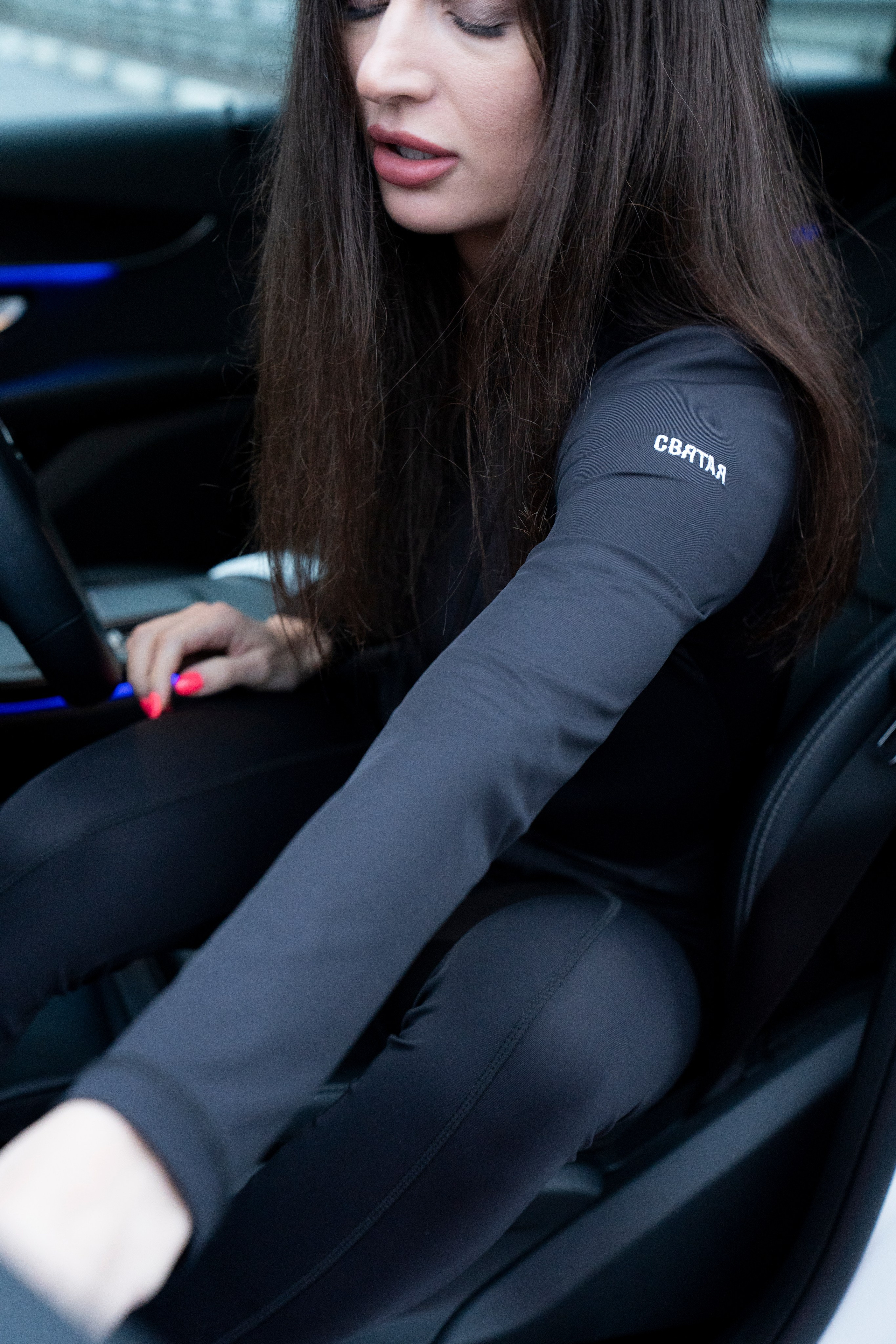 Сяду за руль и закрою дверь. ...........