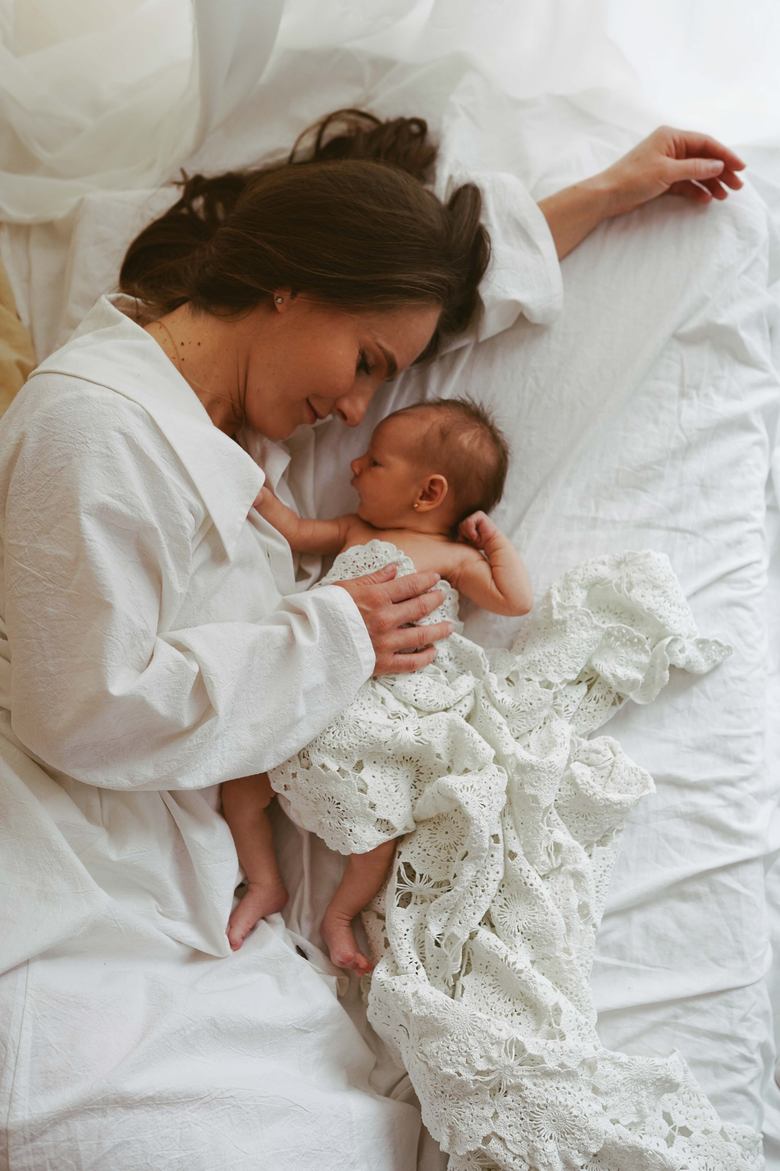 Inspira sesiune foto nou-nascut. Madalina Beda- Artist vizual, fotograf, doula la nastere, consultant babywearing Brasov si in toata tara
