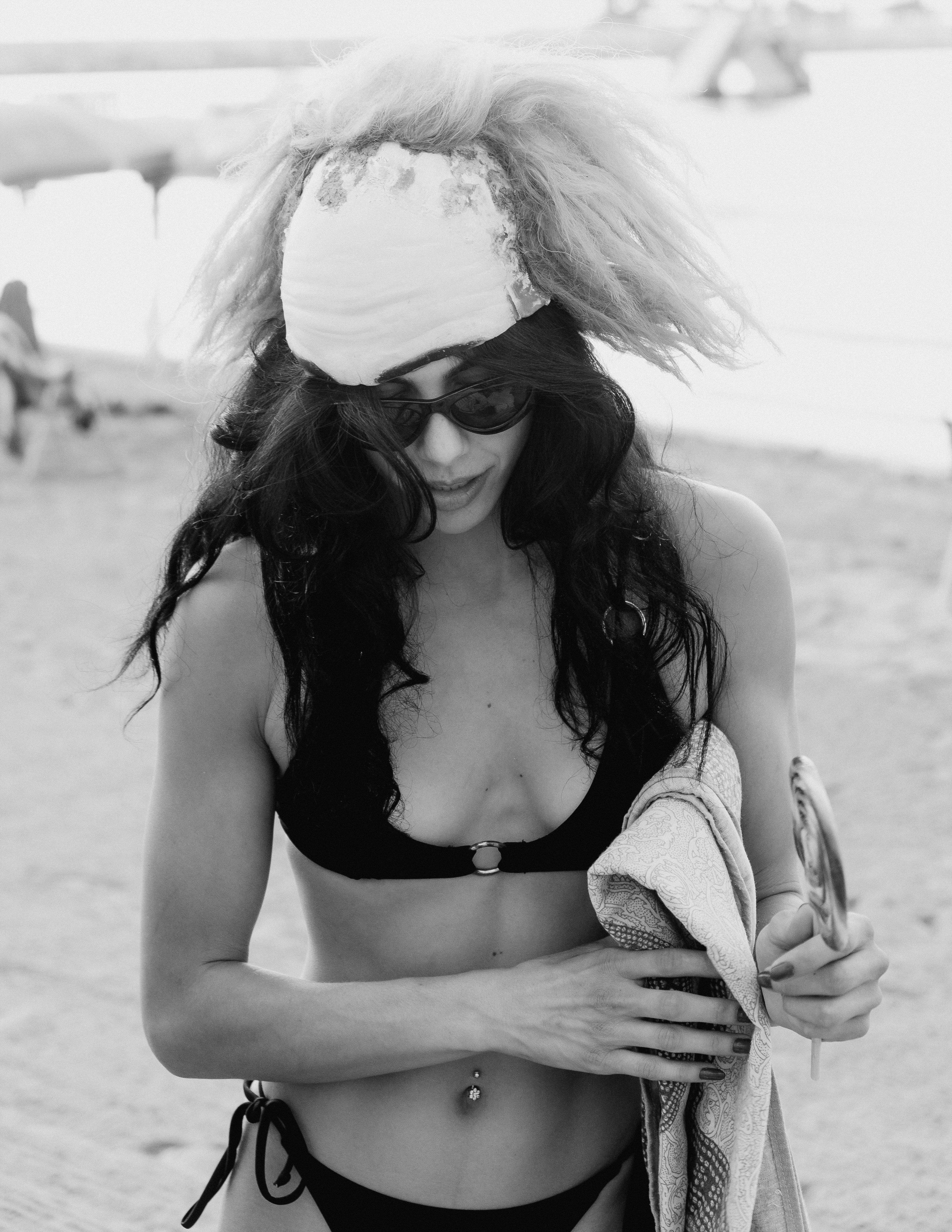 Beetlejuice на море: Экспериментальная фотосессия с цирковыми артистами — Фотограф Андрей Луковников