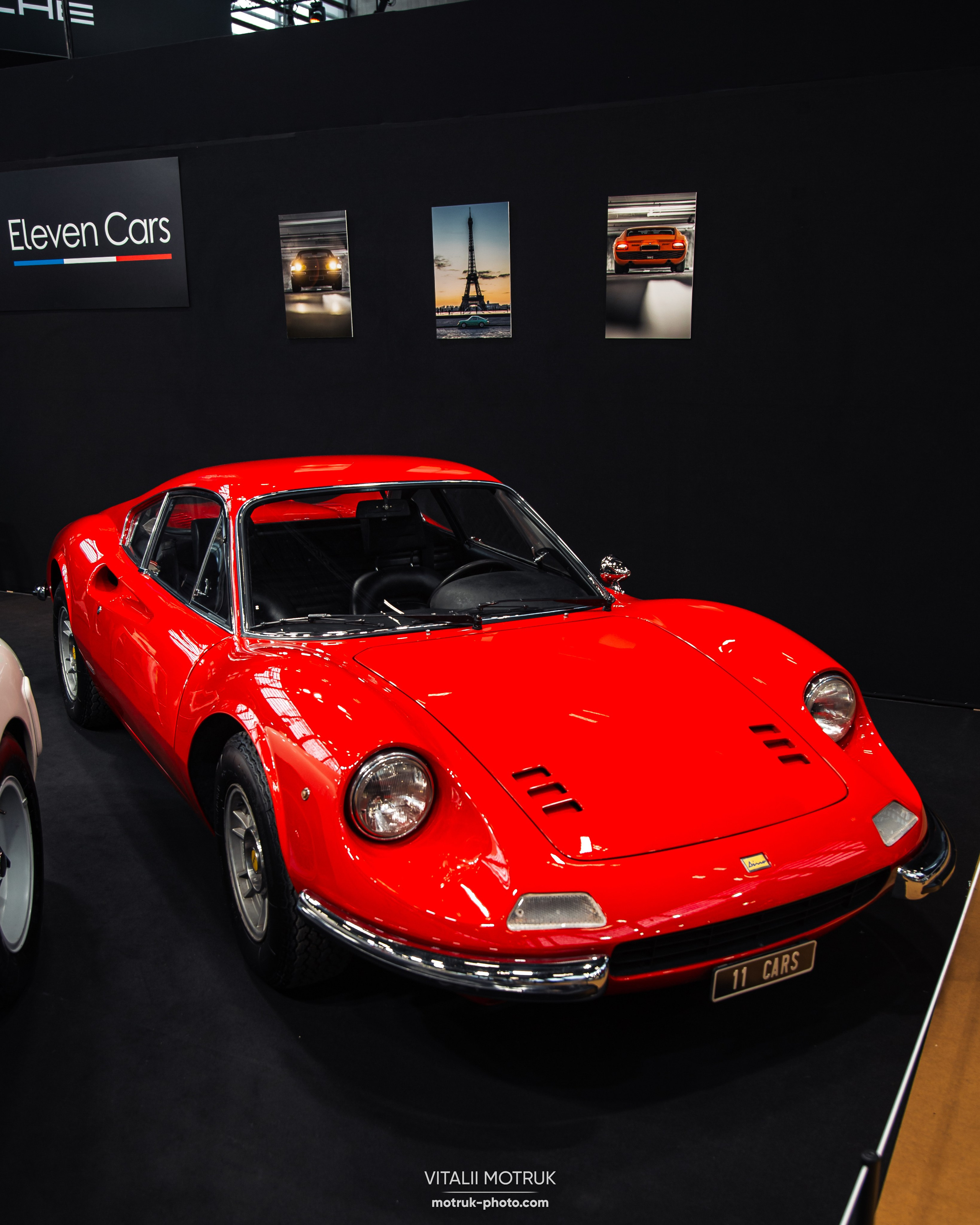 Retromobile 2023. Photographe de voitures à Paris — Vitalii Motruk