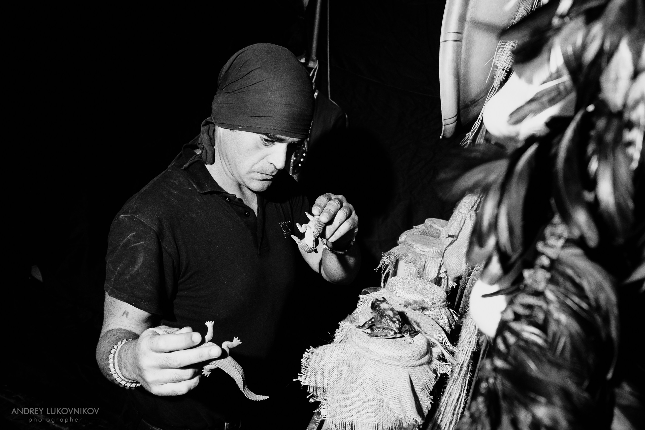 Sesión de fotos entre bastidores en El Circo Encantado: la vida de los artistas tras bambalinas