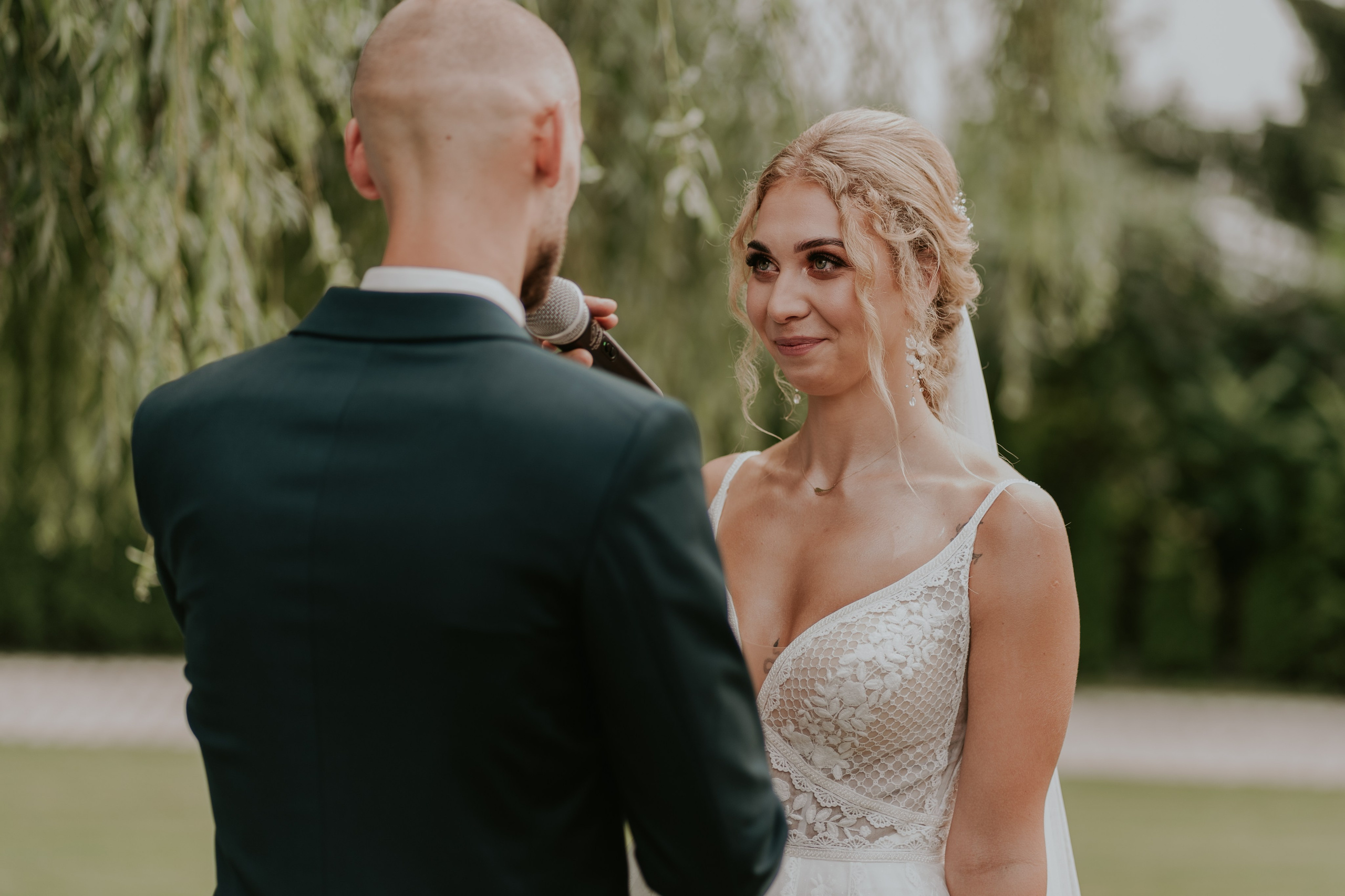 Dwór Wierzbno: plenerowy ślub pod wierzbą. Karkowskafoto - fotografia miłości