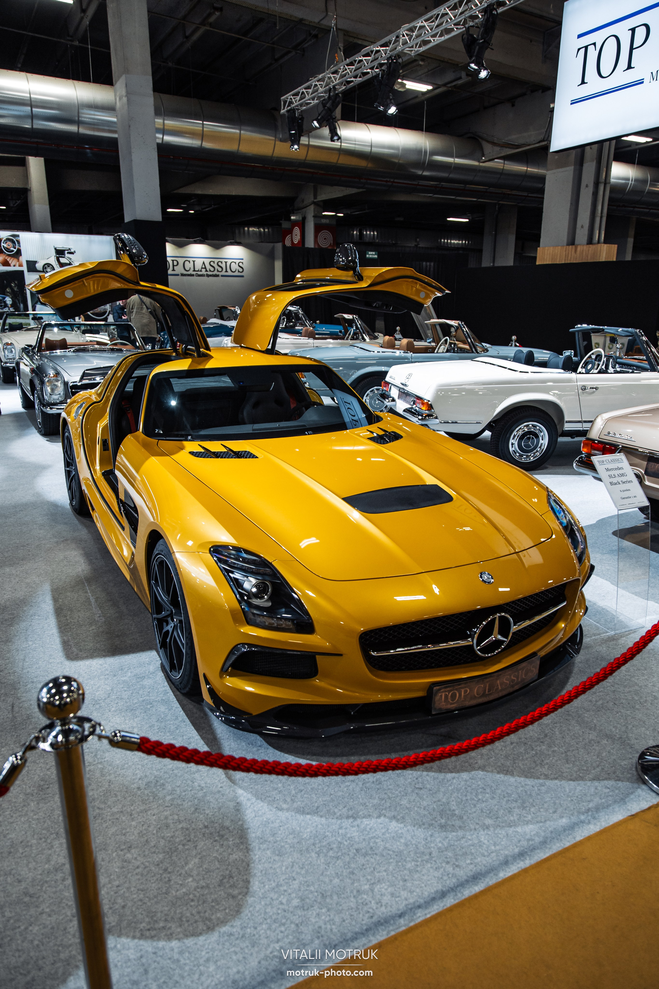 Retromobile 2023. Photographe de voitures à Paris — Vitalii Motruk