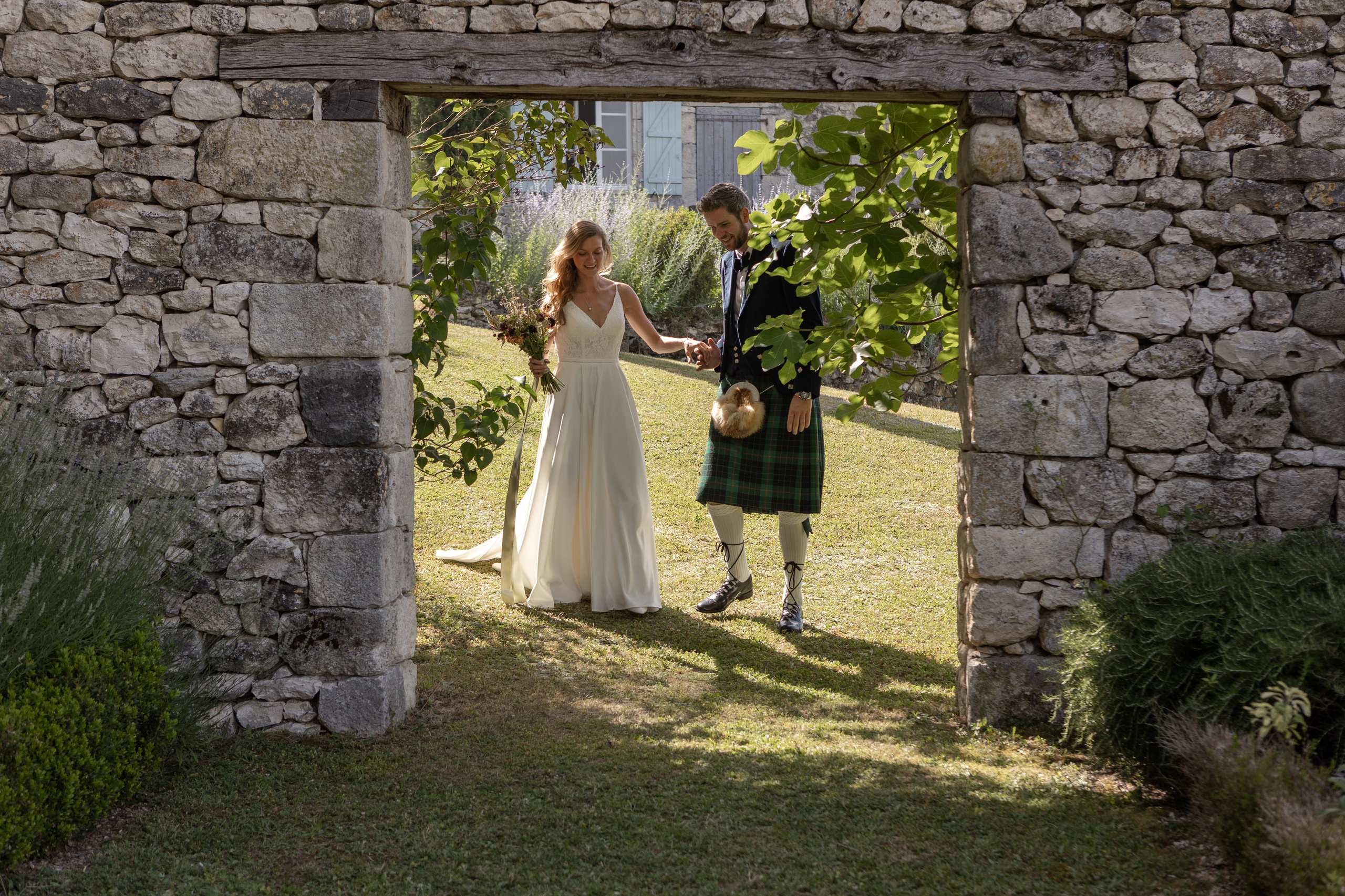 British — scottish wedding in Souquet Hall, Aquitaine, France. Eugénie Smirnova — your photographer in Toulouse and southwest France