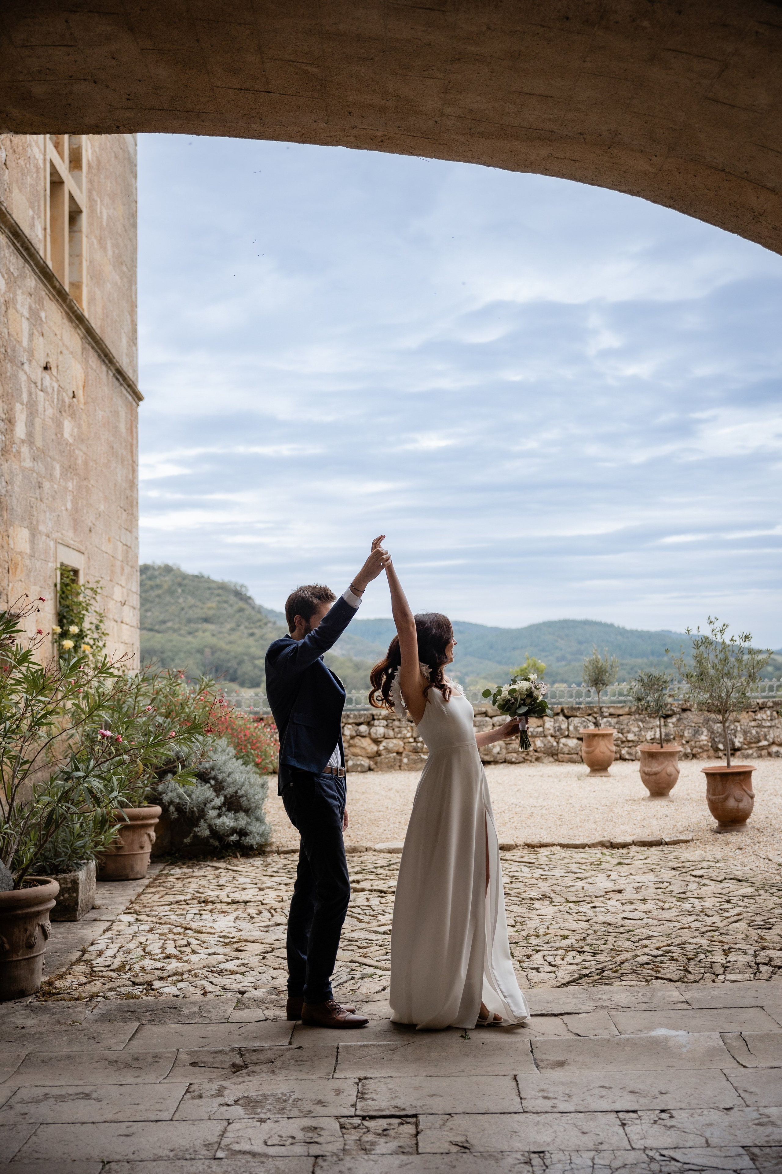 French Chateau Wedding. Elopement at Château de Cénevières. Eugénie Smirnova — your photographer in Toulouse and southwest France