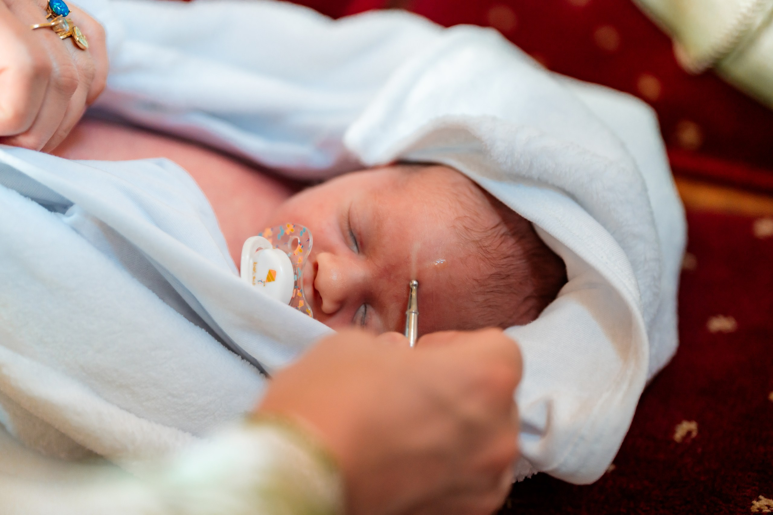 - Preotul ținându-l pe micuțul Mathias Gabriel la botez, în biserica Înălțarea Domnului, Copălău  - Detalii de la botezul lui Mathias – lumânare, trusou și icoană  - Familia lui Mathias Gabriel alături de micuț, în ziua botezului  - Portret emoționant cu mama și bebelușul în brațe, în biserică,fotograf profesionist evenimente Botoșani, Iași, Suceava, Fălticeni, Bacău, Pașcani, Roman - AlinoFotoStudio by Alin Chirilă - servicii foto nuntă, botez, cununie, ședințe foto creative, albume personalizate, fotografii emoționante și calitative pentru cele mai importante momente din viață,fotograf nuntă Botoșani Alin Chirilă,  ședință foto botez Iași - AlinoFotoStudio,  servicii fotograf profesionist evenimente Suceava,  fotograf cununie civilă Fălticeni - Alin Chirilă,  album foto nuntă personalizat Bacău.“Bebeluș botezat în biserică, ținut în brațe de nași”	•	“Detaliu cu lumânarea de botez decorată cu flori albe”	•	“Părinți emoționați alături de copilul lor la ceremonia de botez”	•	“Masa festivă de botez cu decor tematic și tort personalizat”	•	“Momentul în care preotul toarnă apă sfințită pe fruntea bebelușului”	“Bebeluș în rochie albă de botez, zâmbind în brațele mamei”	•	“Detaliu cu cruciulița de botez așezată pe o pernă de satin”	•	“Părinți și nași aprinzând lumânările în timpul ceremoniei de botez”	•	“Tort de botez decorat cu figurine tematice și numele copilului”	•	“Copil botezat dormind liniștit în pătuțul decorat festiv”	•	“Momentul în care preotul binecuvântează copilul în fața altarului”	•	“Invitați adunându-se în jurul mesei festive la petrecerea de botez”	•	“Bebeluș ținând în mână o jucărie personalizată primită la botez”	•	“Familie fericită pozând împreună după ceremonia de botez”	•	“Decor tematic cu baloane și flori la locația petrecerii de botez” fotograf Botoșani fotograf evenimente fotograf botez Alin Chirila fotograf alinofotostudio.fotograf botez Amelis Maria, fotografie botez Botoșani, fotograf Alin Chirilă, amintiri botez, fotografii botez, botez Amelis Maria, fotograf copii, fotografie botez în Botoșani,