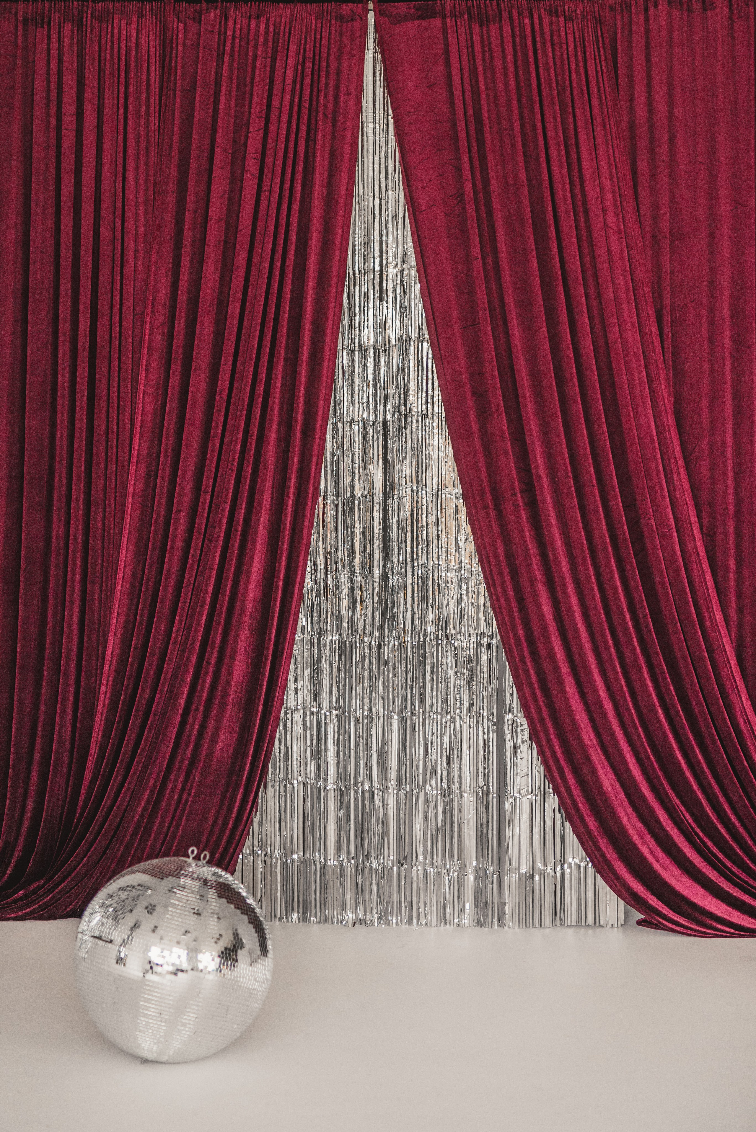 Fotostudijas Ziemassvētku Dekors – Maģiska svētku fotosesijas atmosfēra Rīgā. Fotostudija VEF Rīga