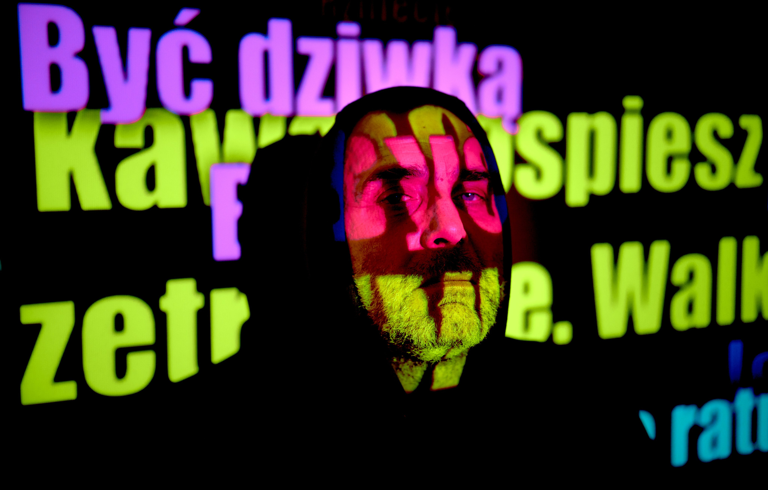 Artur Krasicki - portrety "Poeta - Ból Istnienia". Portretowy fotograf Andriej Szypiłow. Spojrzenie na Kumpla w stylu Noir. Każdy z nas ma swoją ciemną stronę… Portret czarno-biały. BW. Black and White Portrait.