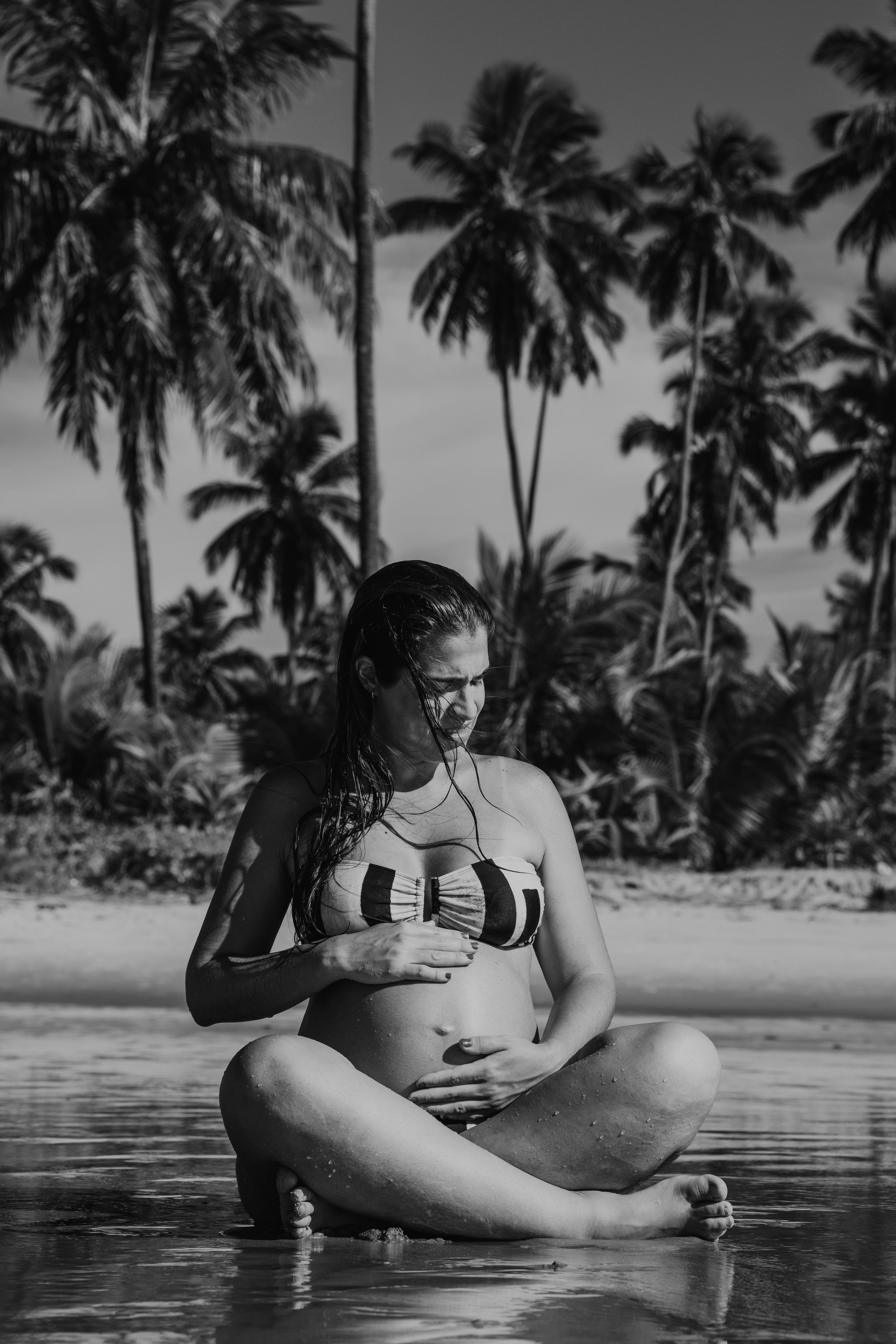 Ensaio gestante com gestante dentro do mar