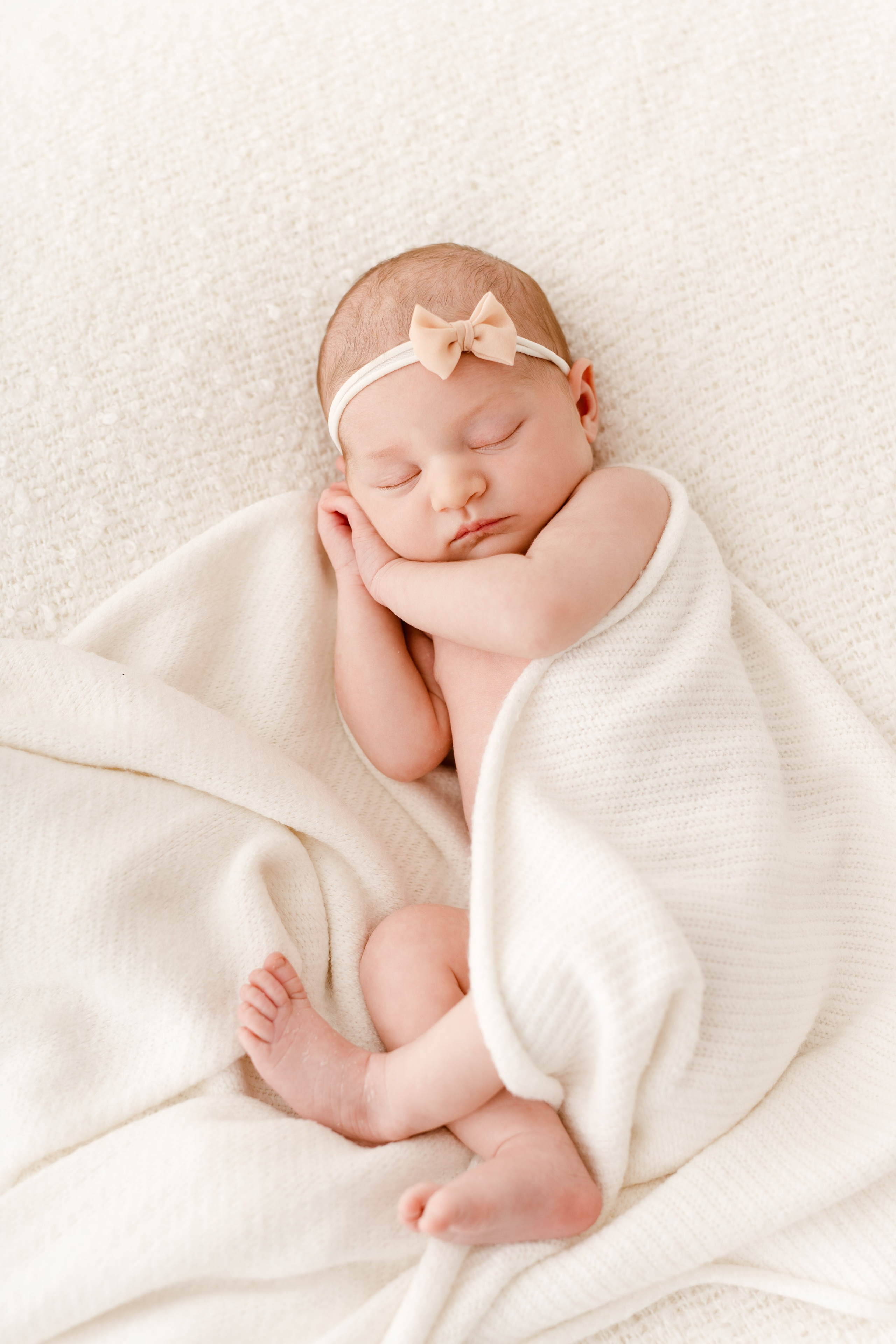 Sesja noworodkowa malutkiej Kaji. Fotograf Łódź - sesja ciążowa, noworodkowa, dziecięca. Studio w Łodzi