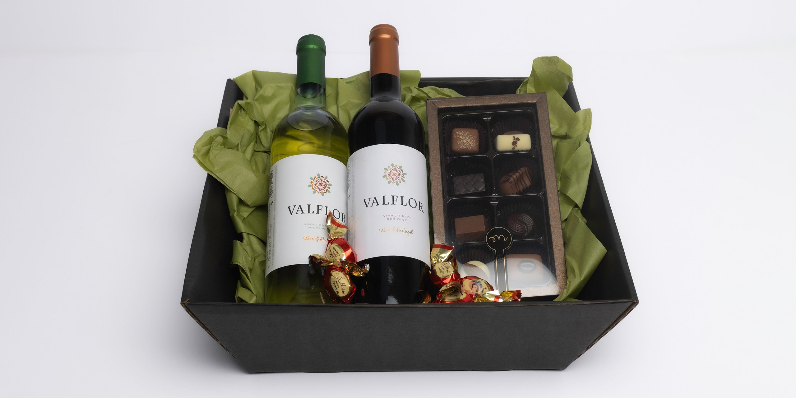 Fejr bryllup med gavekurv fyldt med vin og chokolade – levering via Wolt