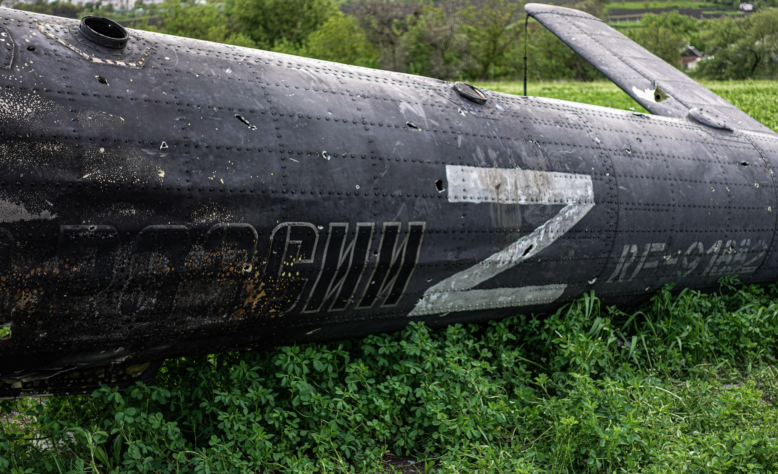 Des débris d’hélicoptère aux alentours de Kharkiv, avec le fameux ‘Z’ inscrit, symbole de l’armée russe. Ce symbole, devenu tristement célèbre.