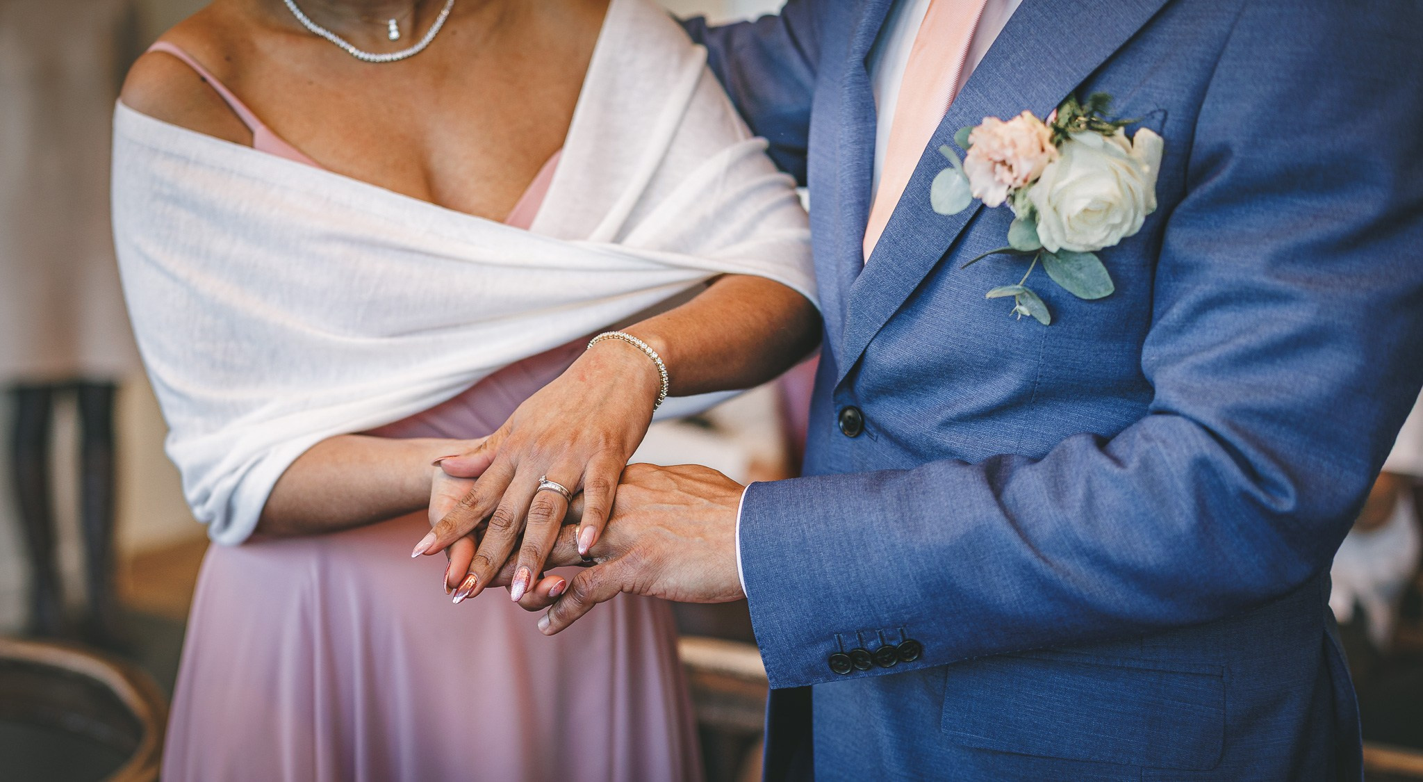 Detailfoto van liefdevolle blikken tijdens een burgerlijk huwelijk in Zaventem - Kapture Fotografie