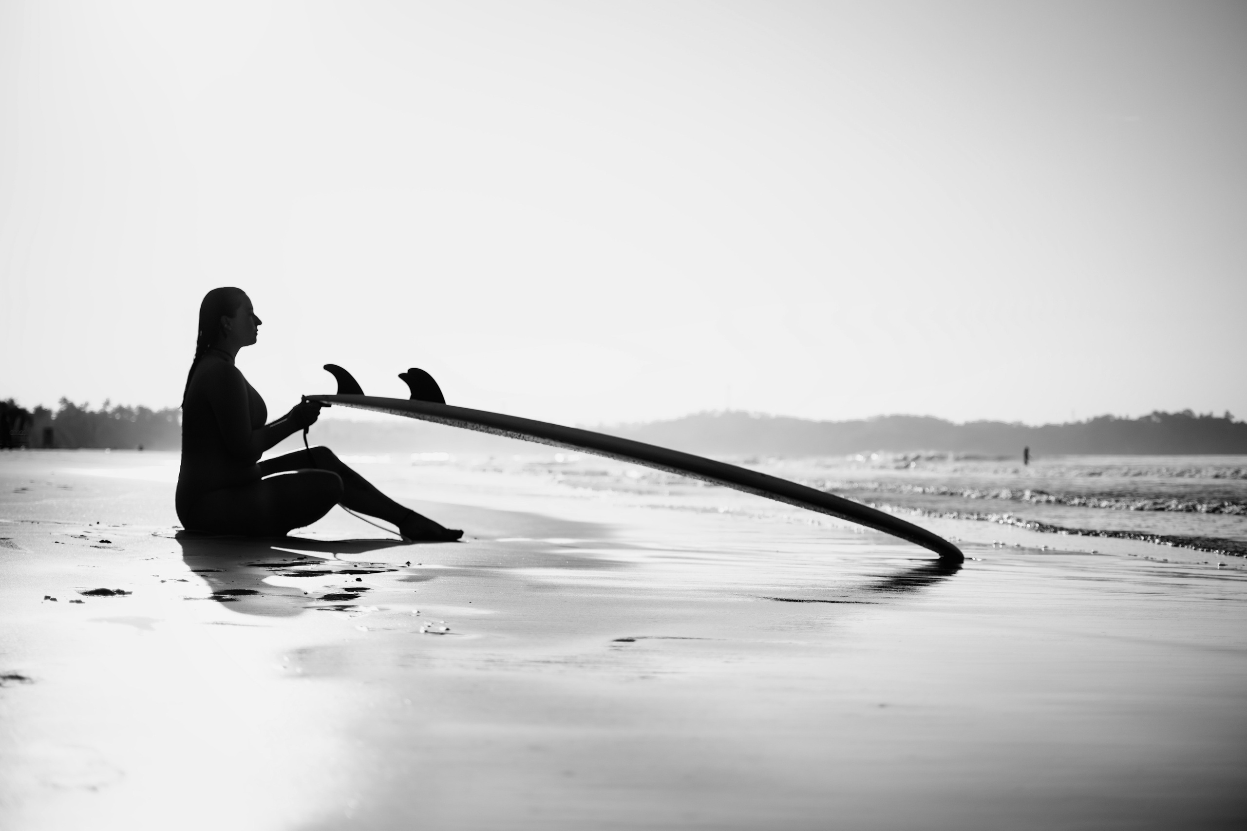 Photoshoot with a surfboard | BW