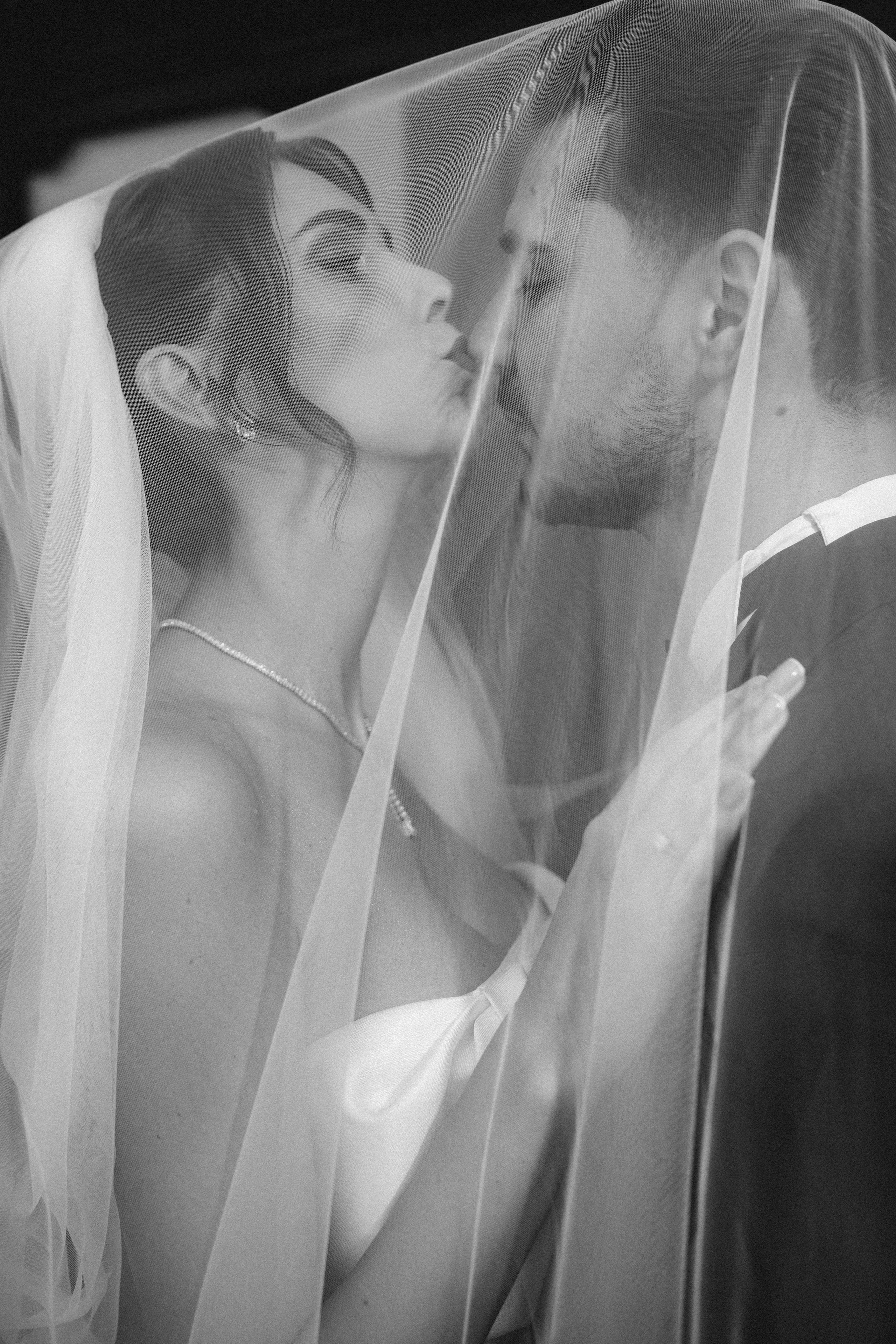 Close-up cu mirii Anca și Dragoș în timpul ședinței foto din Bacău.