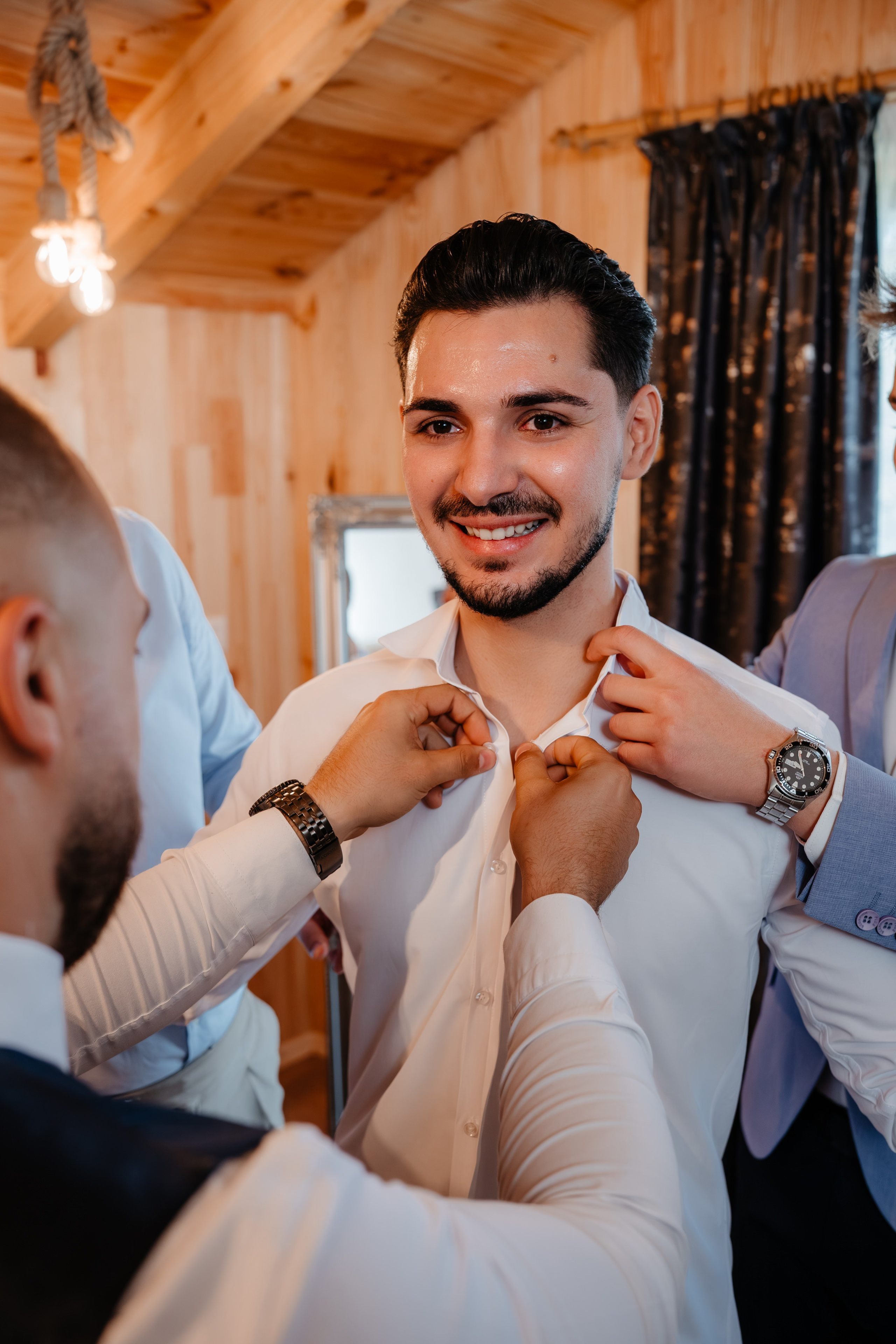 Portret mire la fereastră în locația de poveste Cabana Masiv, Bacău.