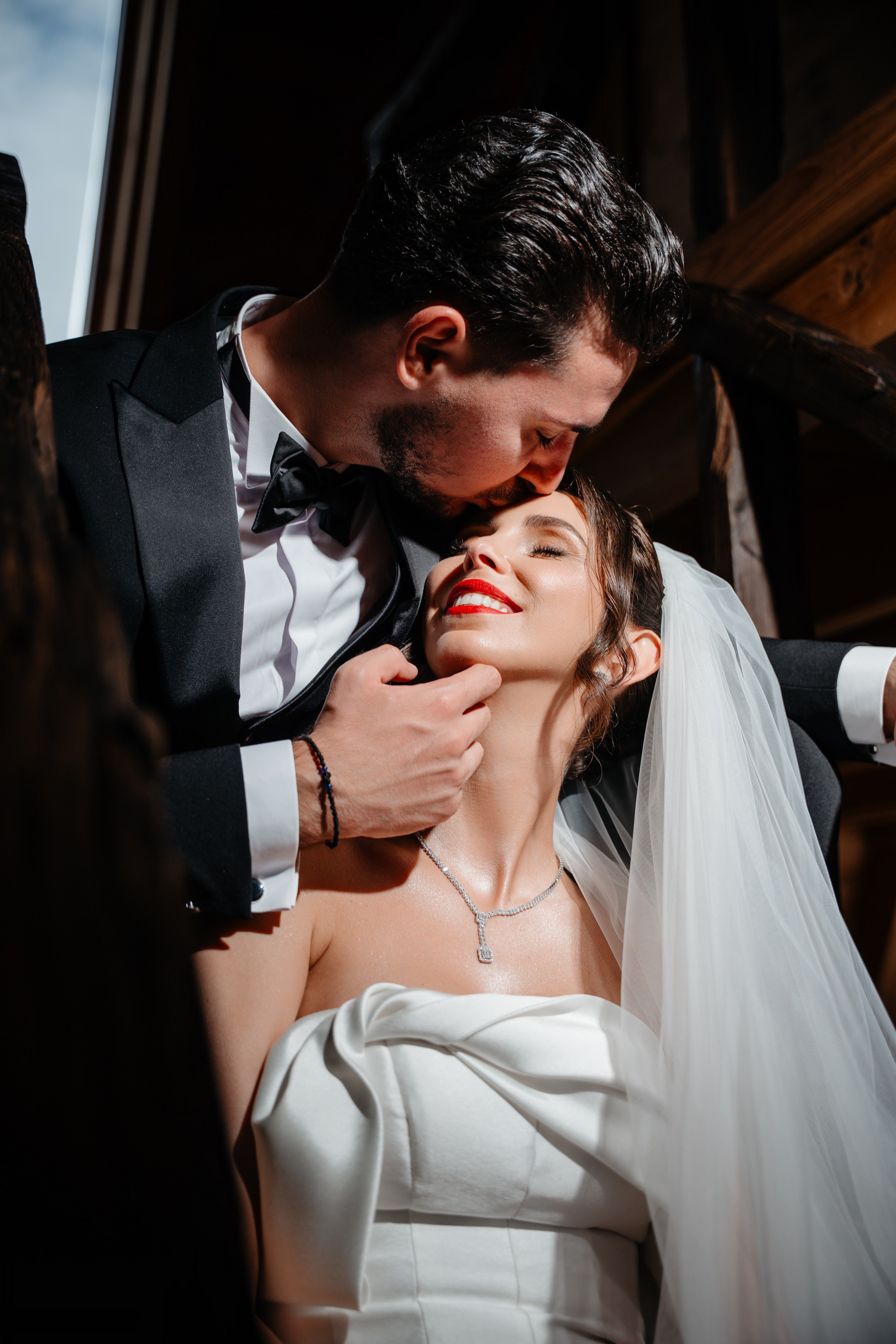 Cadru romantic cu mirii sub lumina caldă de la Cabana Masiv, Bacău.