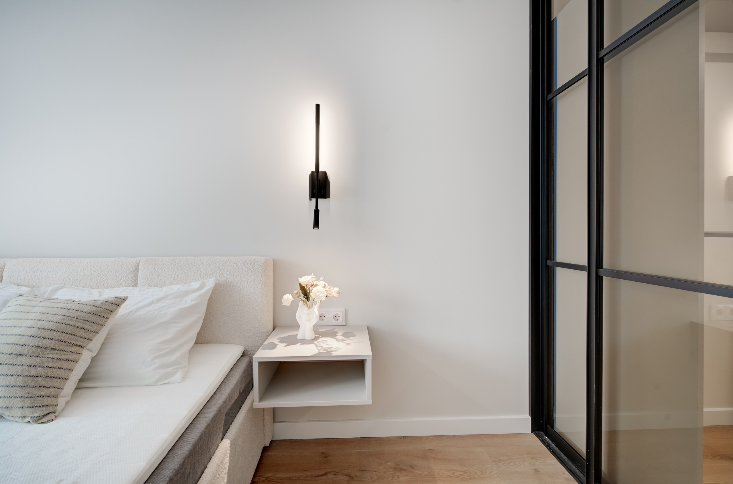 Puokštė ant stalo miegamajame Taikos g. 69, Vilnius (detalė)