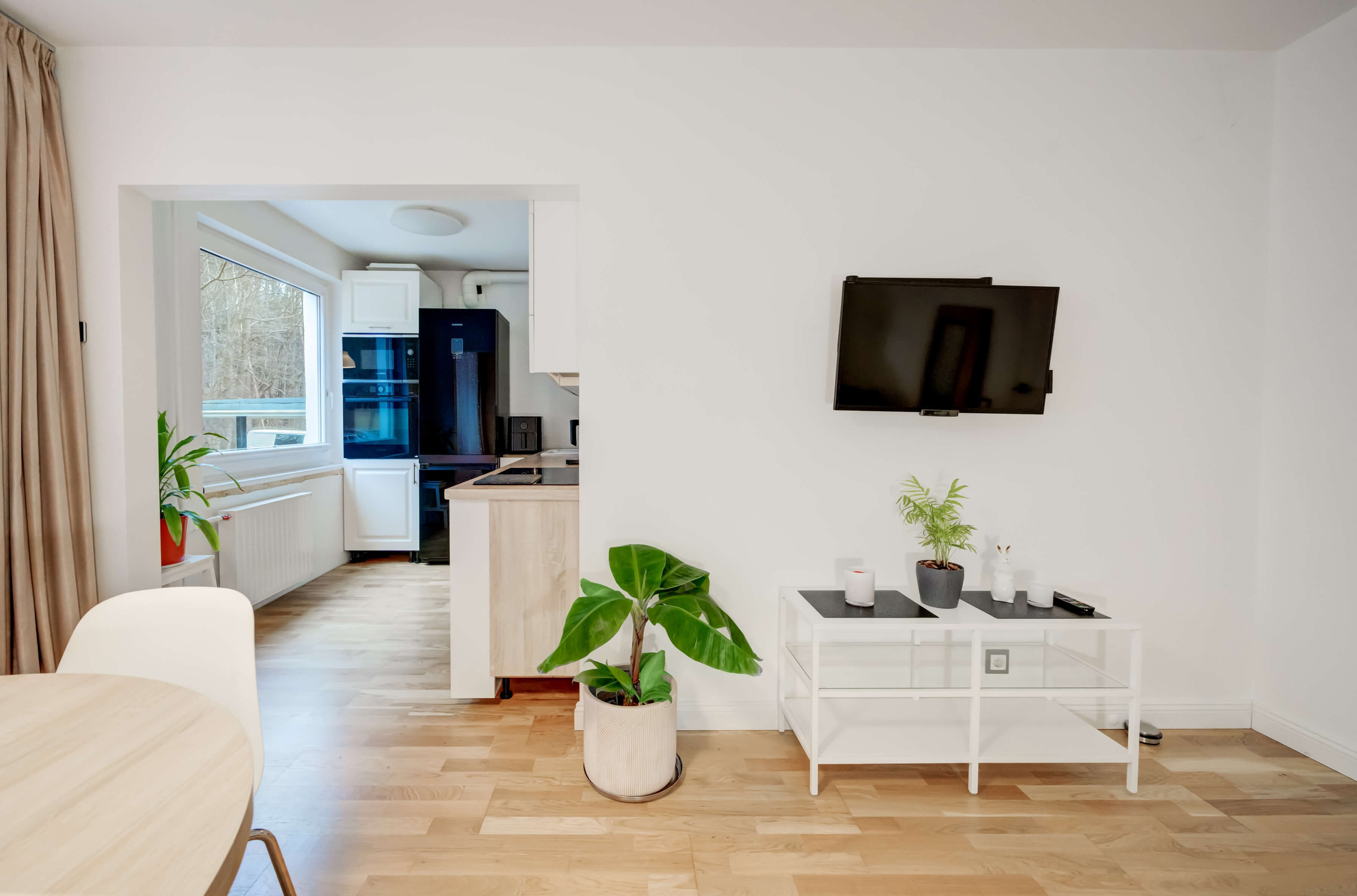 Atviro plano širdis: virtuvė ir svetainė viename – vieta, kur gimsta skaniausi pokalbiai.