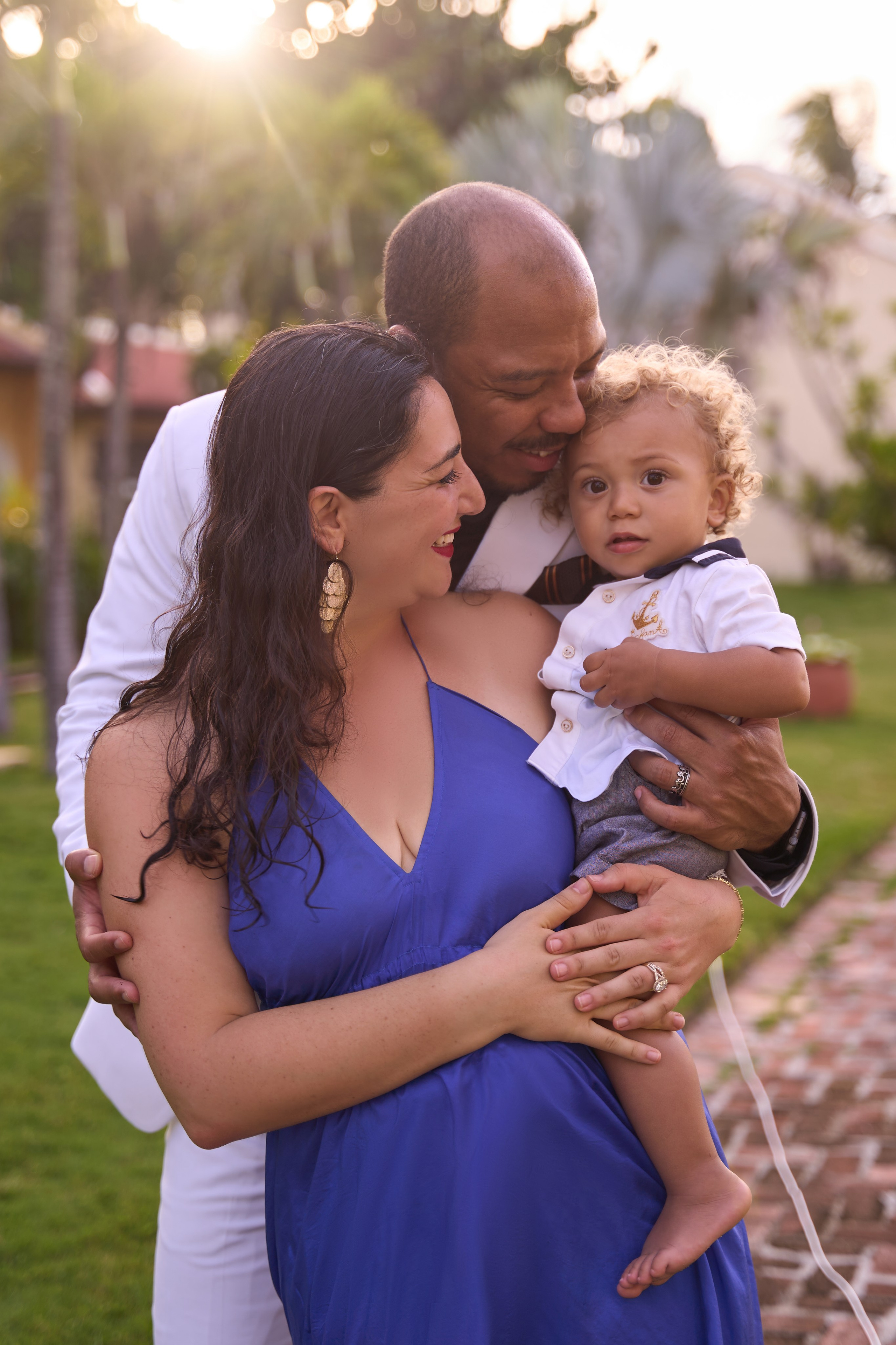 Photographer in Hoi An — Veronika Guzenko. Natural photoshoots for couples, families and solo travelers. Book your shoot today