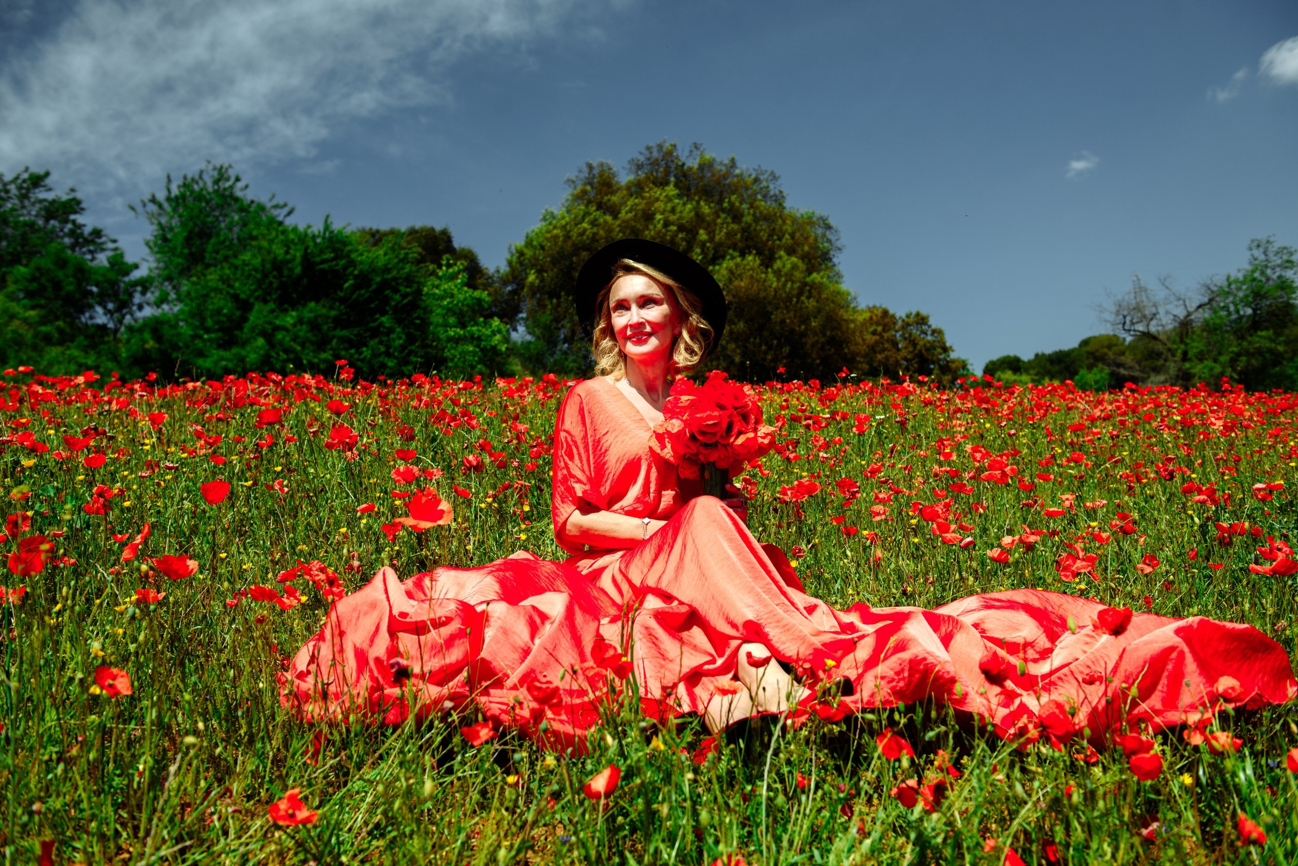Olga Campos flores rojos. Фотограф Екатерина Гасанова — фотосессии в Барселоне