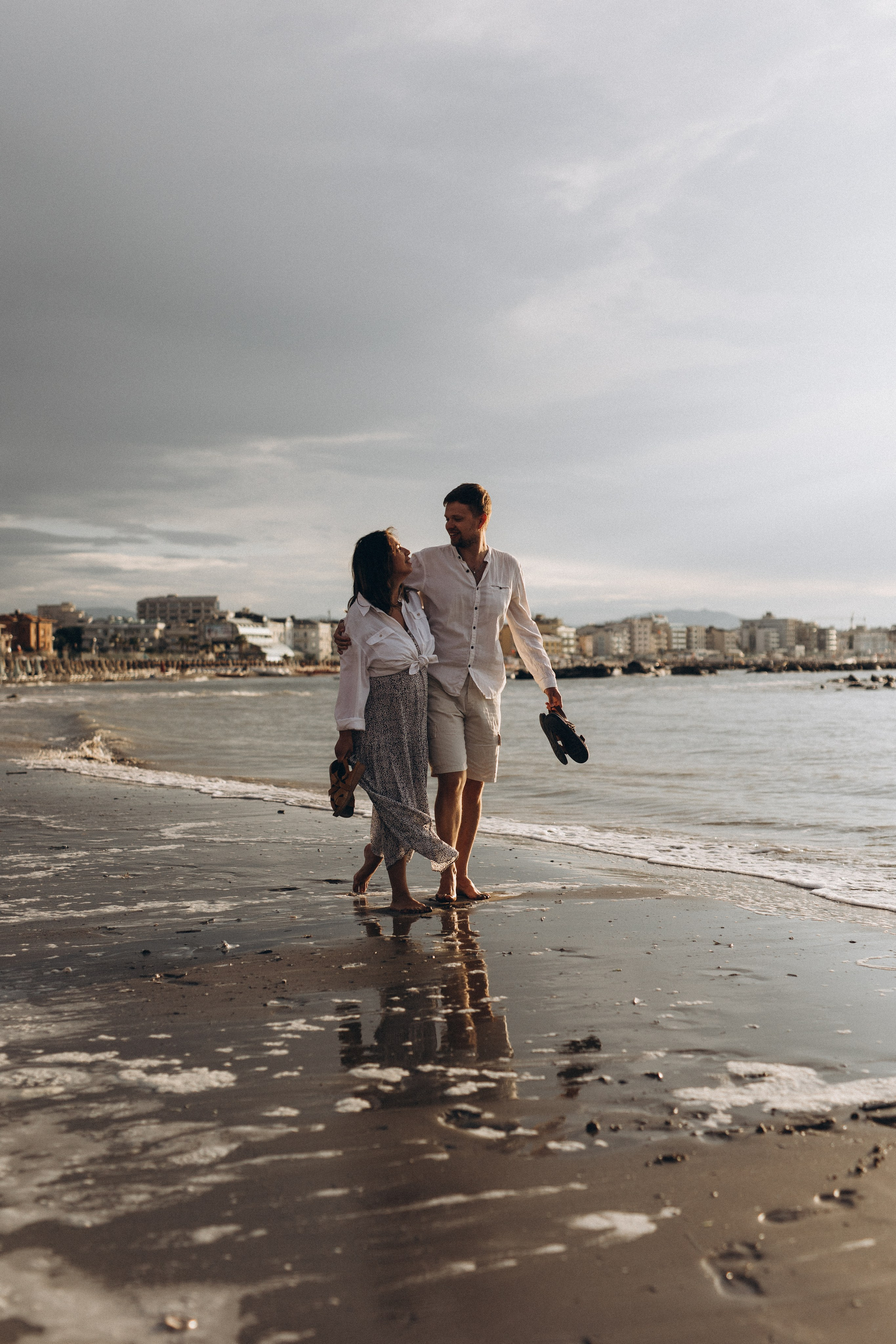 Servizio fotografico di gravidanza di coppia a Rimini, attesa sul mare