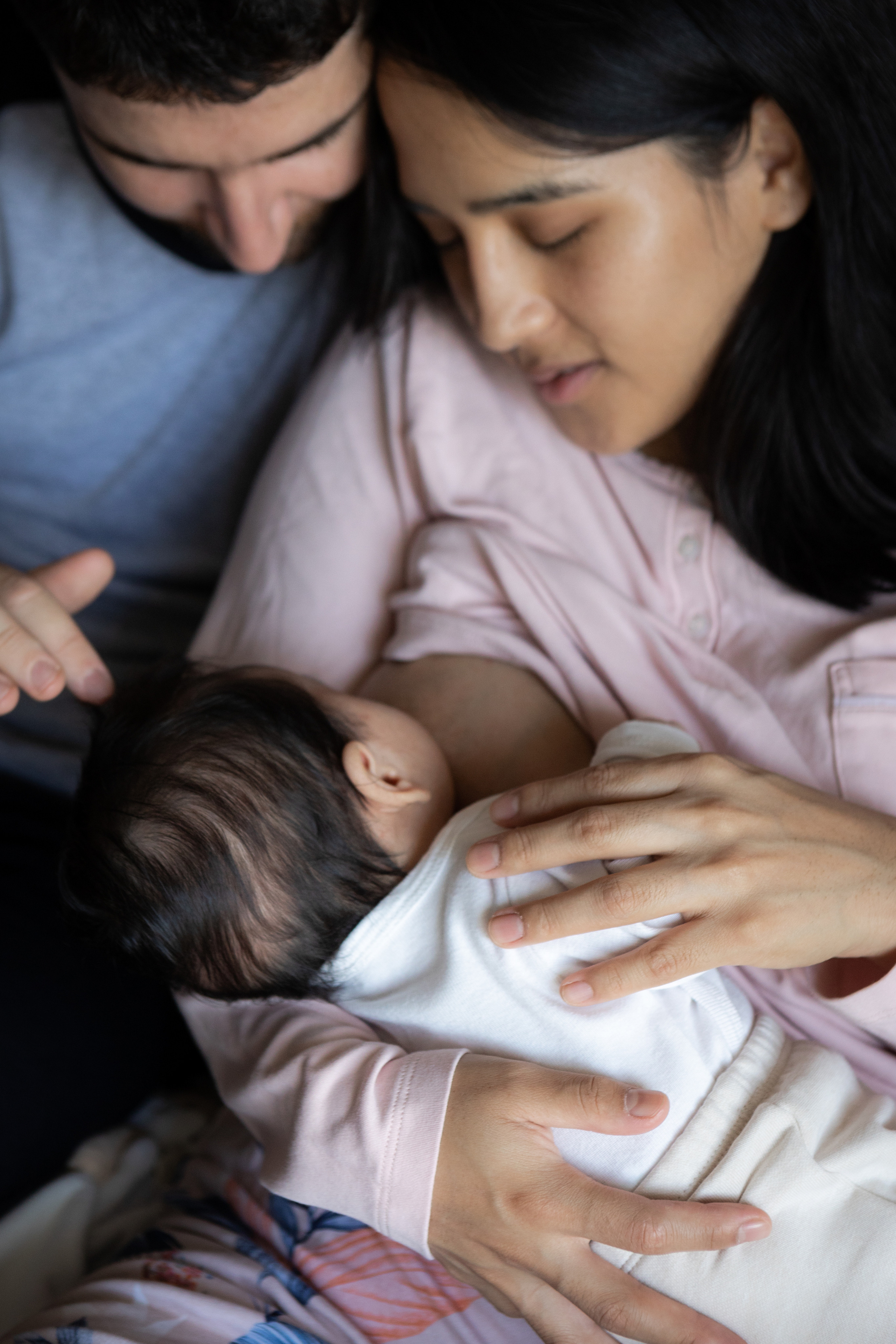 New born home photo session in Toulouse. Eugénie Smirnova — photographe à Toulouse et dans le sud-ouest de la France