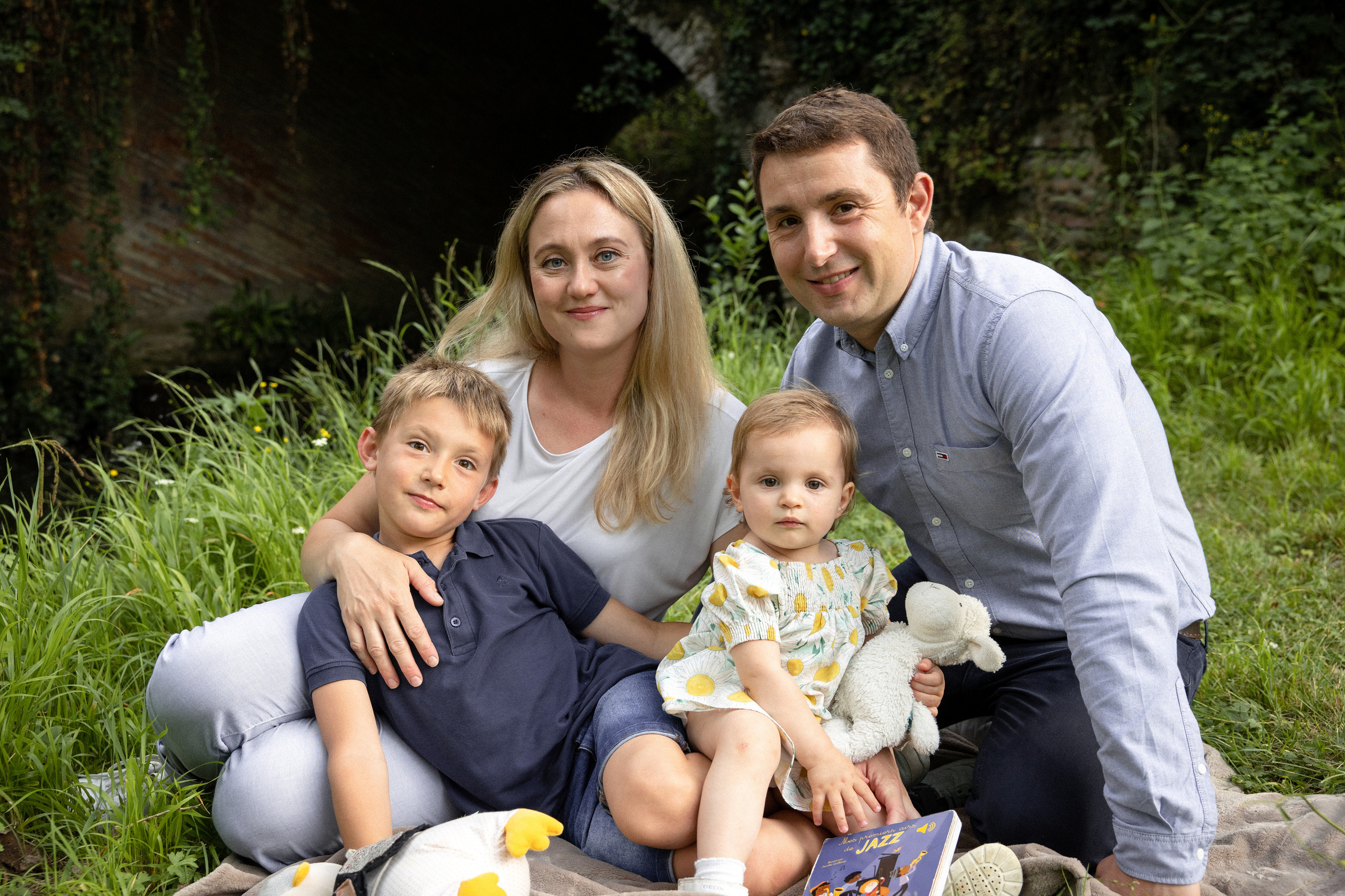 Séance photo de famille lifestyle à Toulouse. Eugénie Smirnova — photographe à Toulouse et dans le sud-ouest de la France