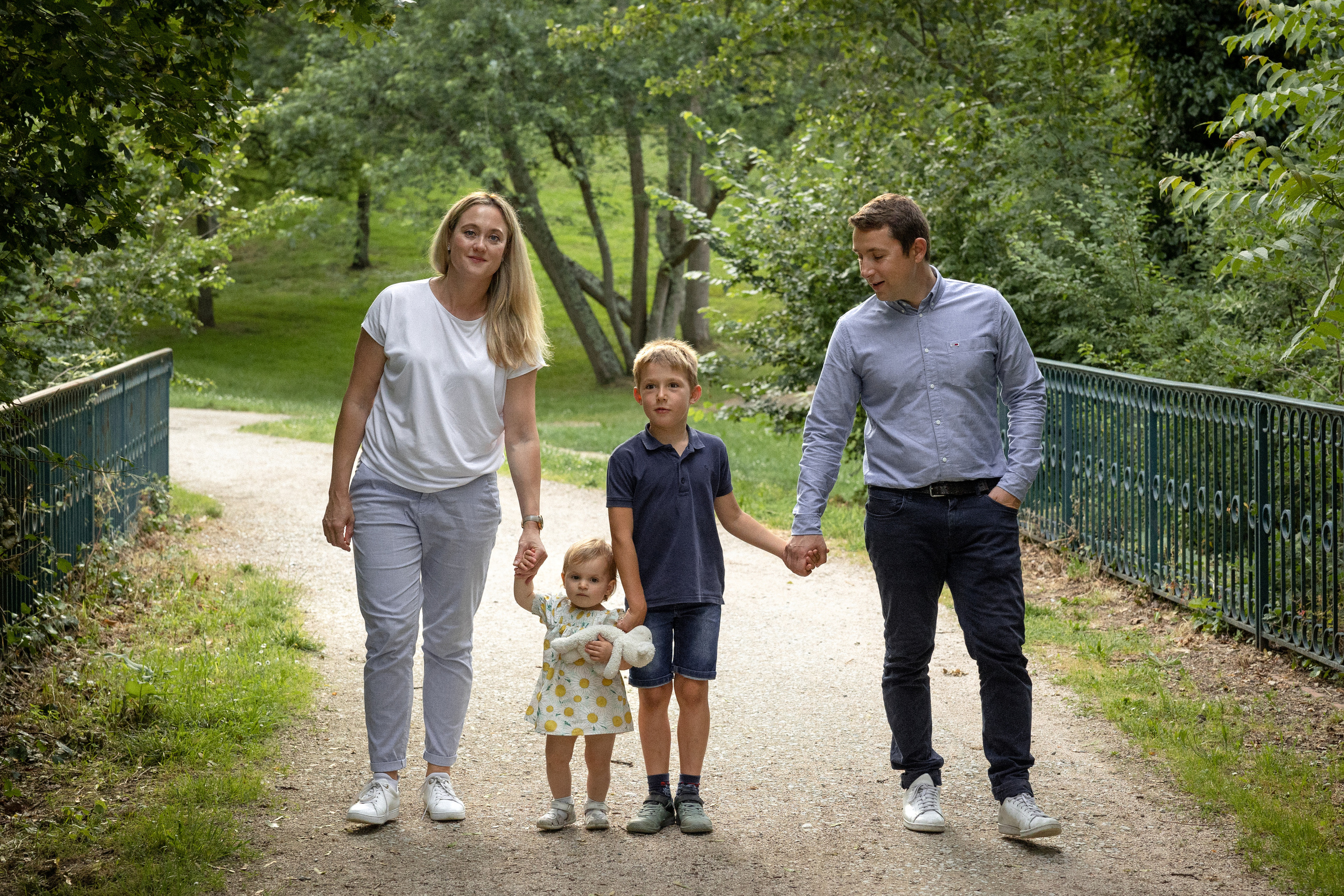 Séance photo de famille lifestyle à Toulouse. Eugénie Smirnova — photographe à Toulouse et dans le sud-ouest de la France
