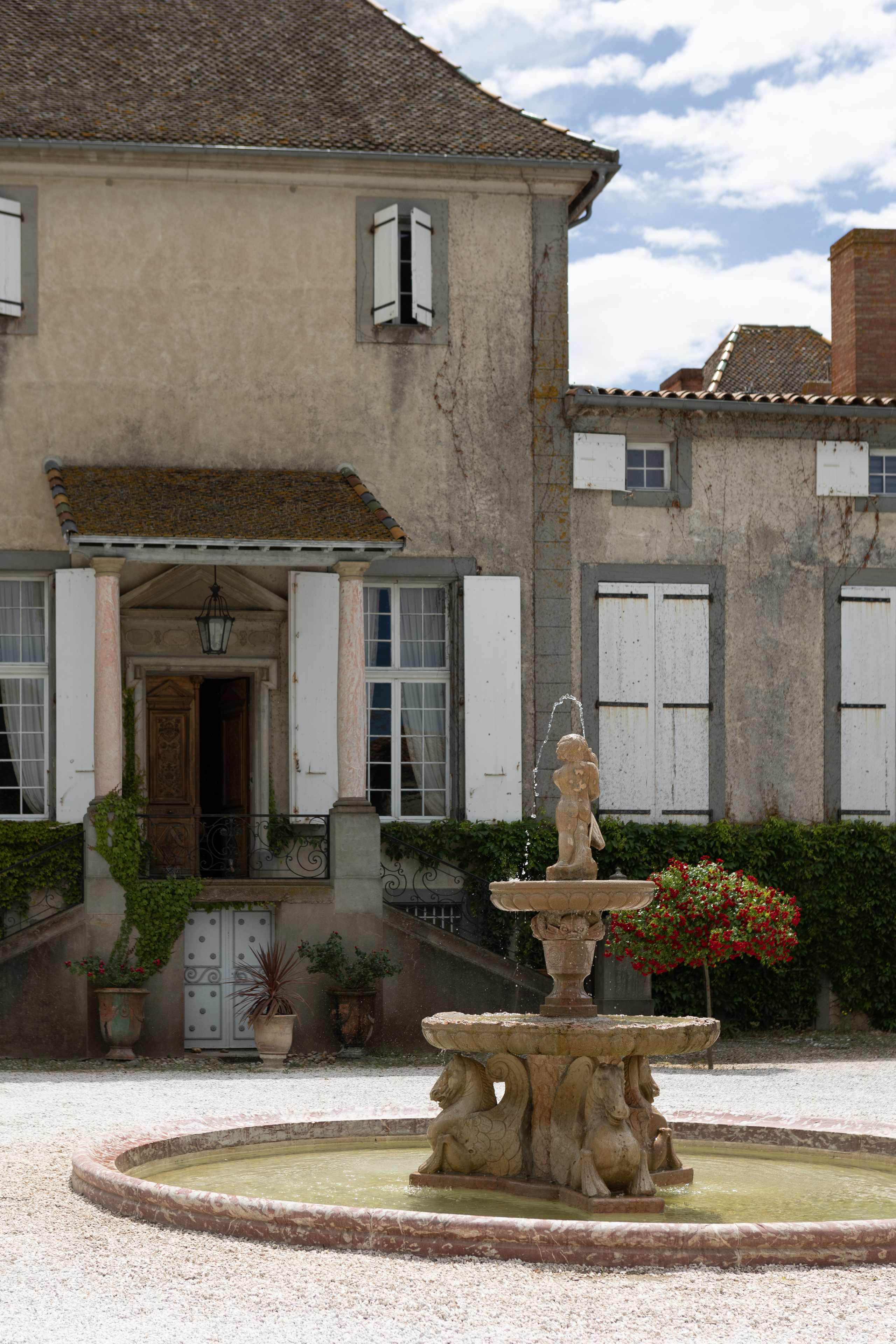 Corporate team building at Chateau de Paraza. Eugénie Smirnova — your photographer in Toulouse and southwest France