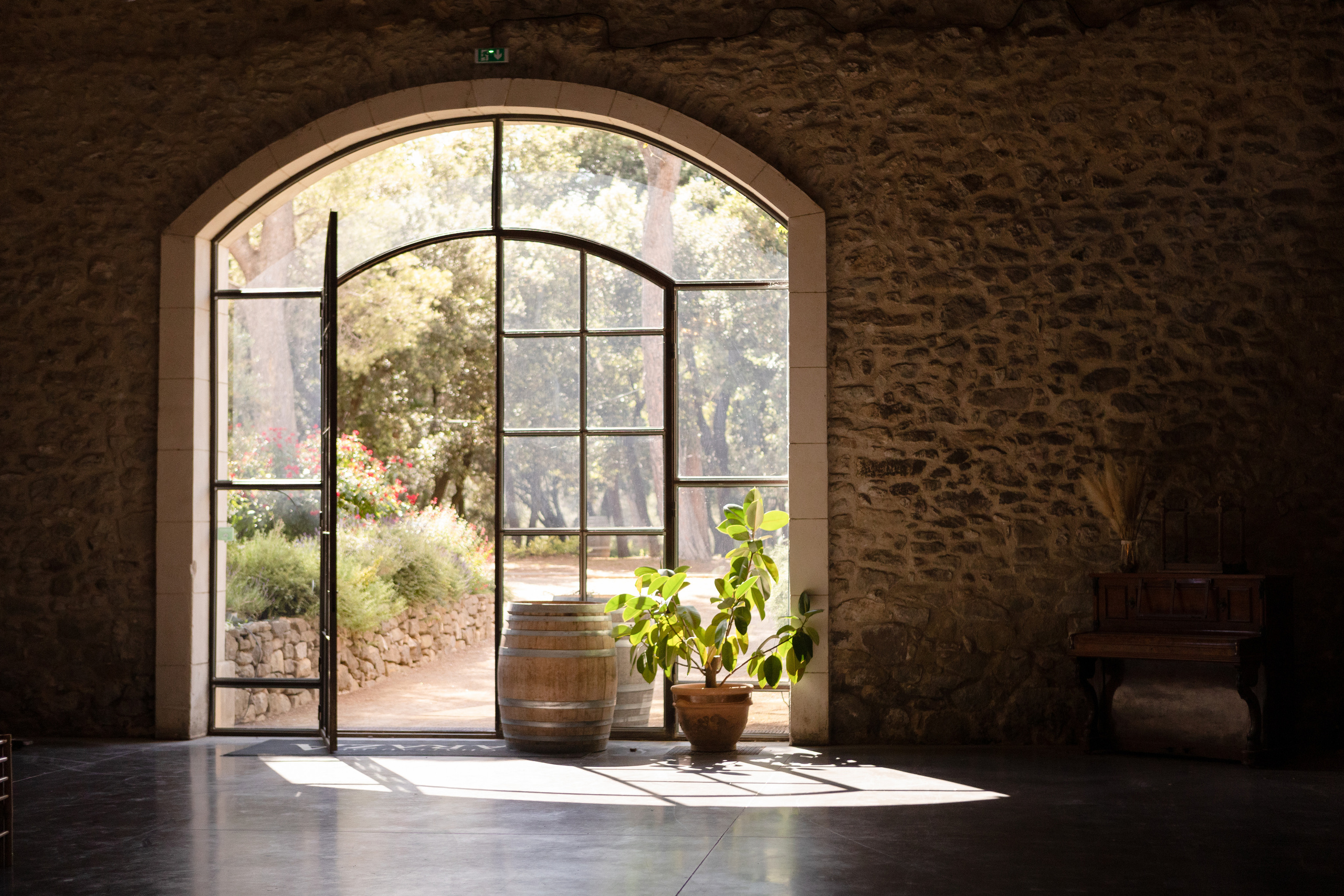 Corporate team building at Chateau de Paraza. Eugénie Smirnova — your photographer in Toulouse and southwest France