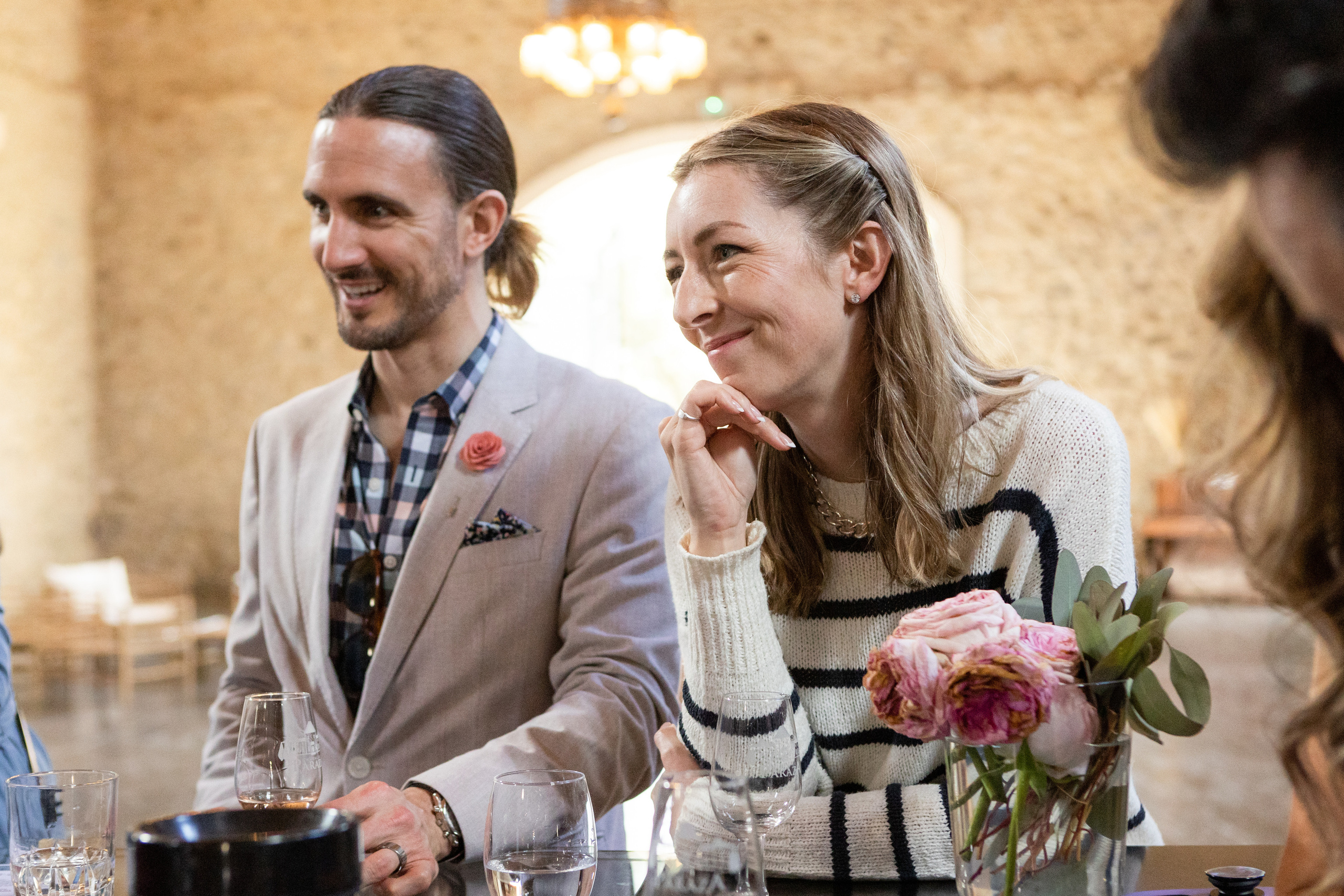 Corporate team building at Chateau de Paraza. Eugénie Smirnova — your photographer in Toulouse and southwest France