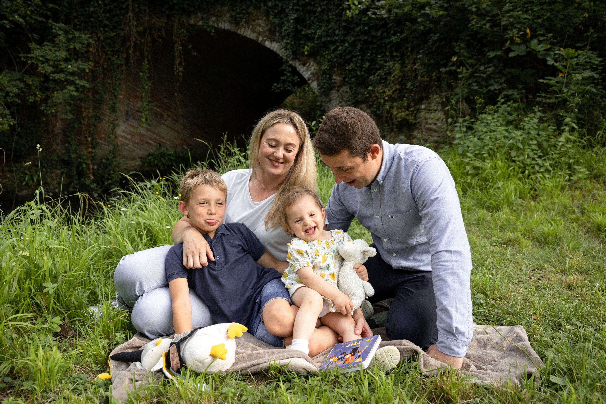 Séance photo de famille lifestyle à Toulouse. Eugénie Smirnova — photographe à Toulouse et dans le sud-ouest de la France