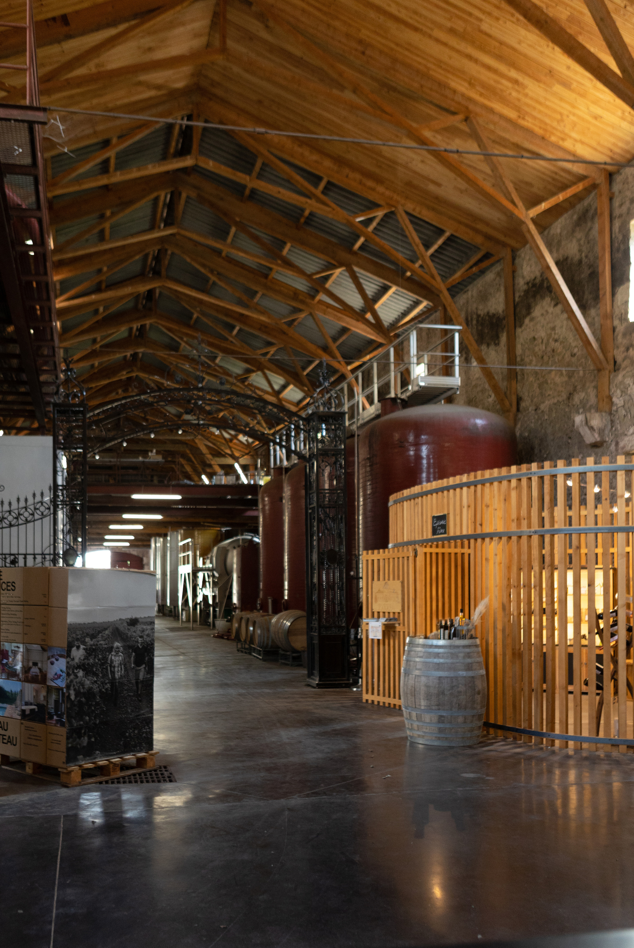 Corporate team building at Chateau de Paraza. Eugénie Smirnova — your photographer in Toulouse and southwest France