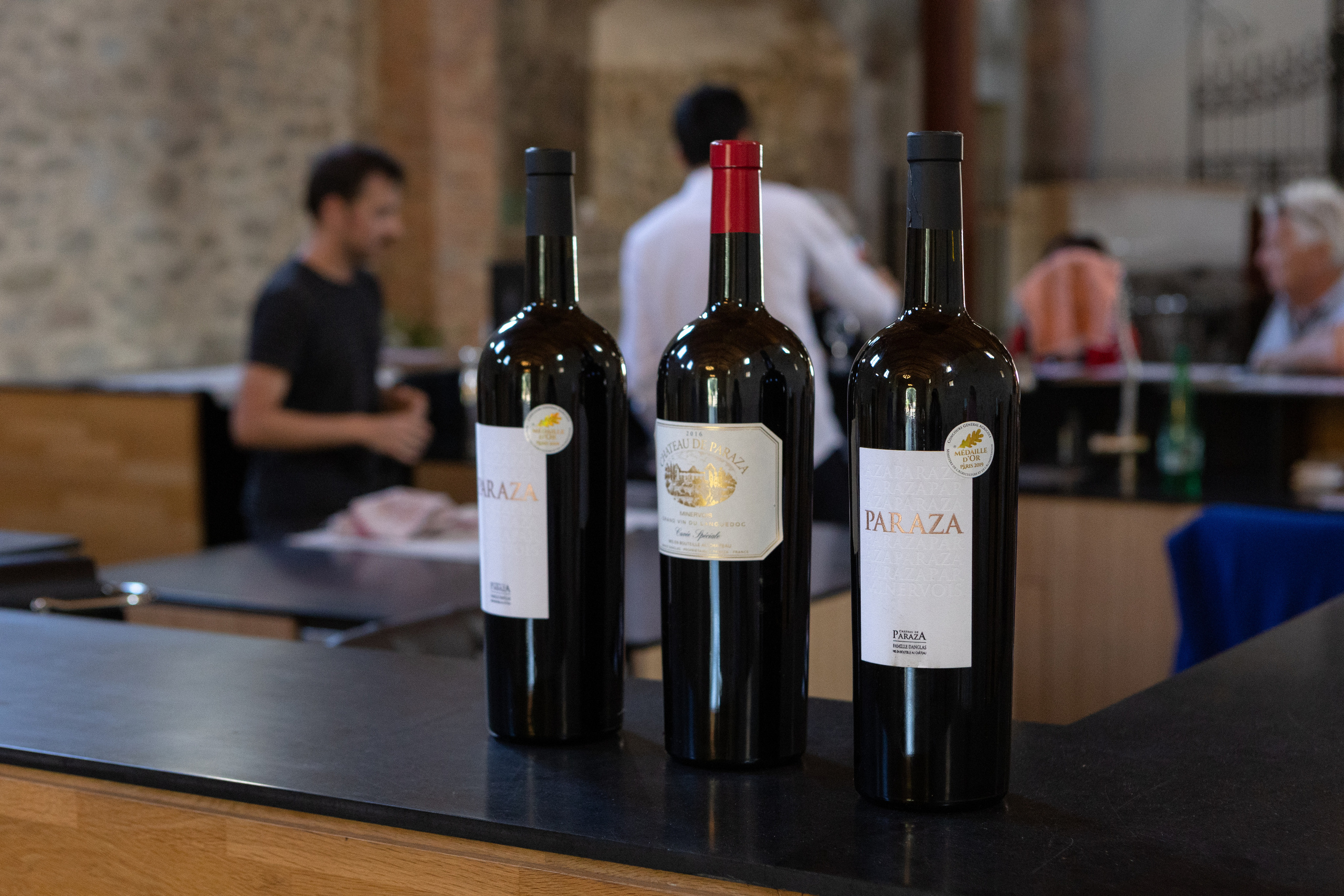 Corporate team building at Chateau de Paraza. Eugénie Smirnova — your photographer in Toulouse and southwest France