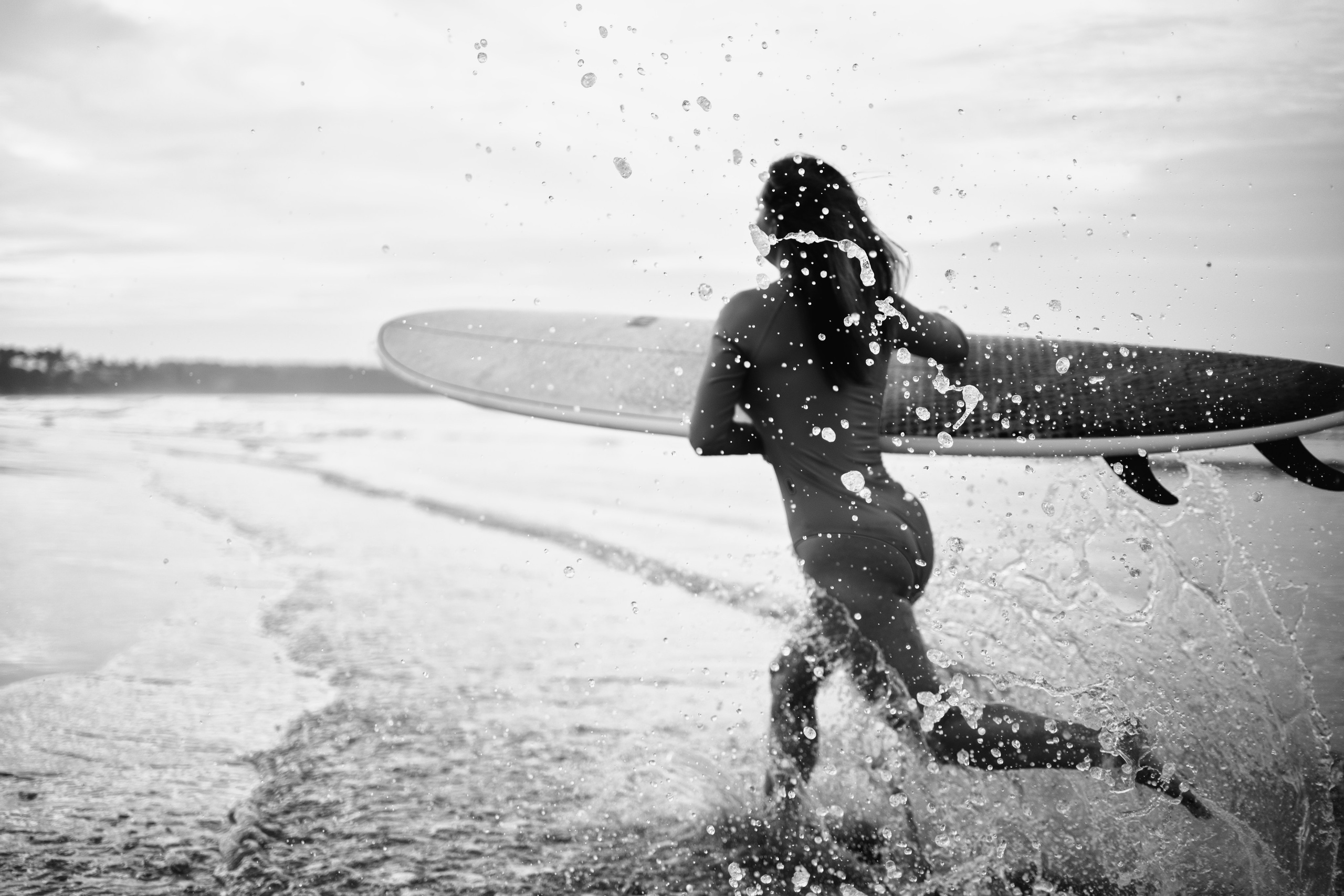 Photoshoot with a surfboard | BW